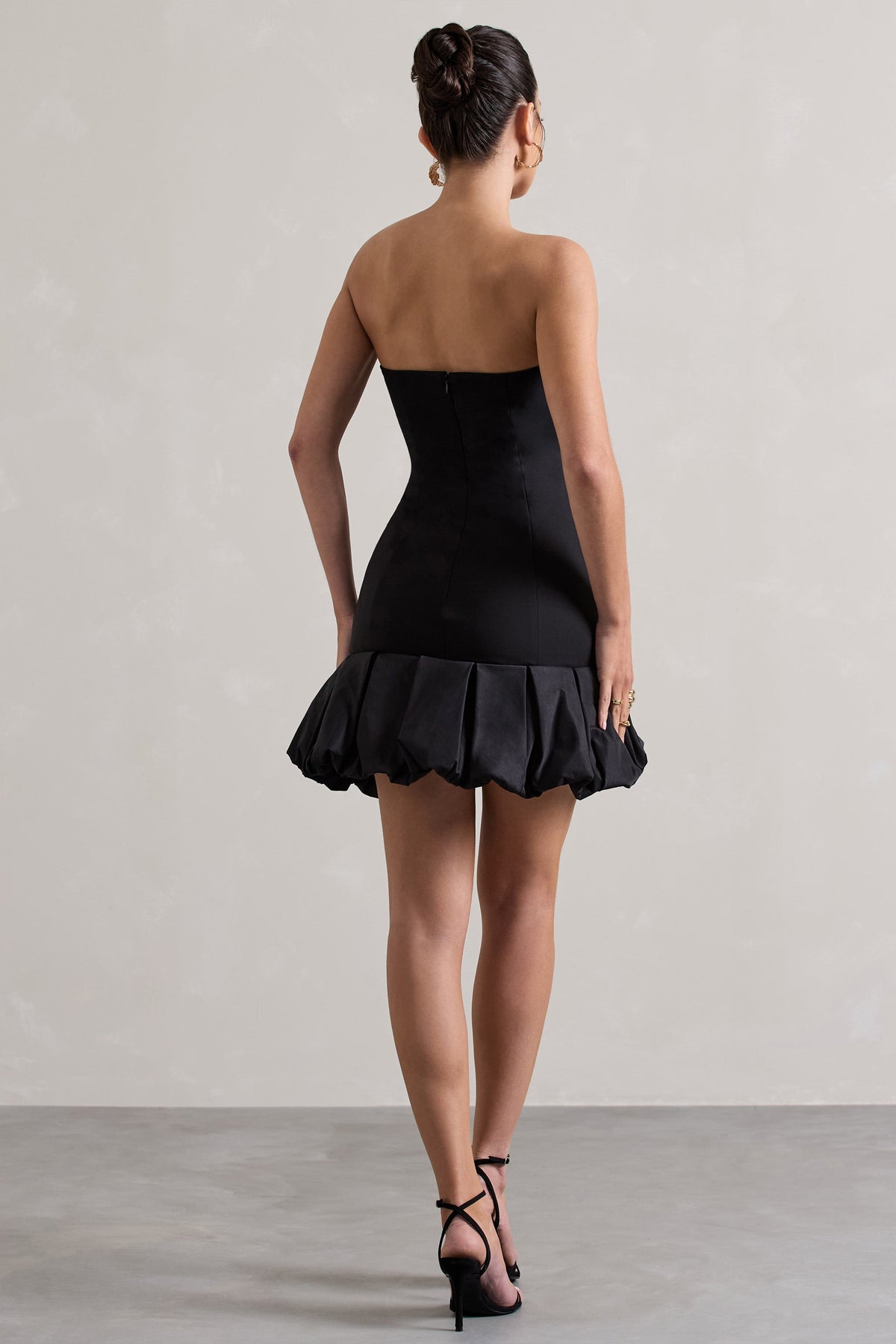 Liscia | Mini-robe bandeau noire avec bordure à volants