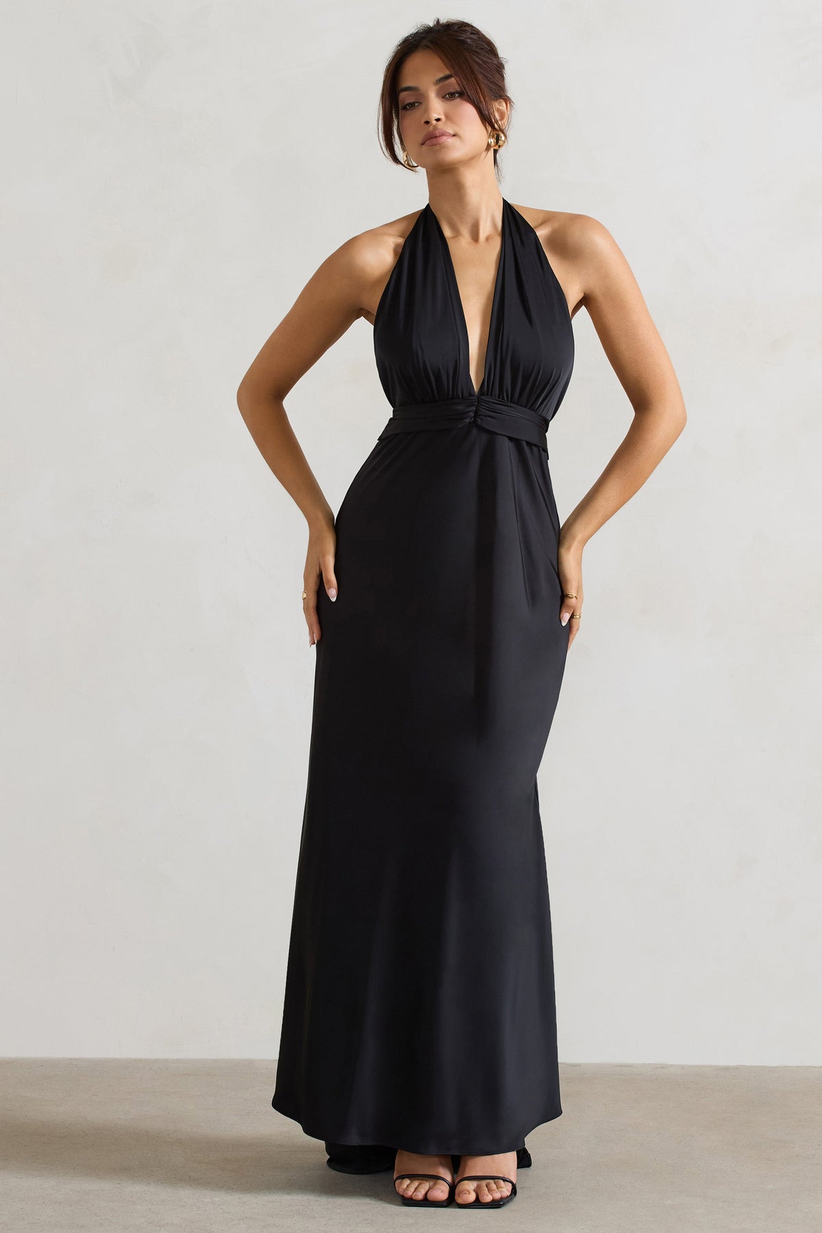 Carolyn | Robe longue noire en satin à décolleté plongeant avec ourlet plongeant