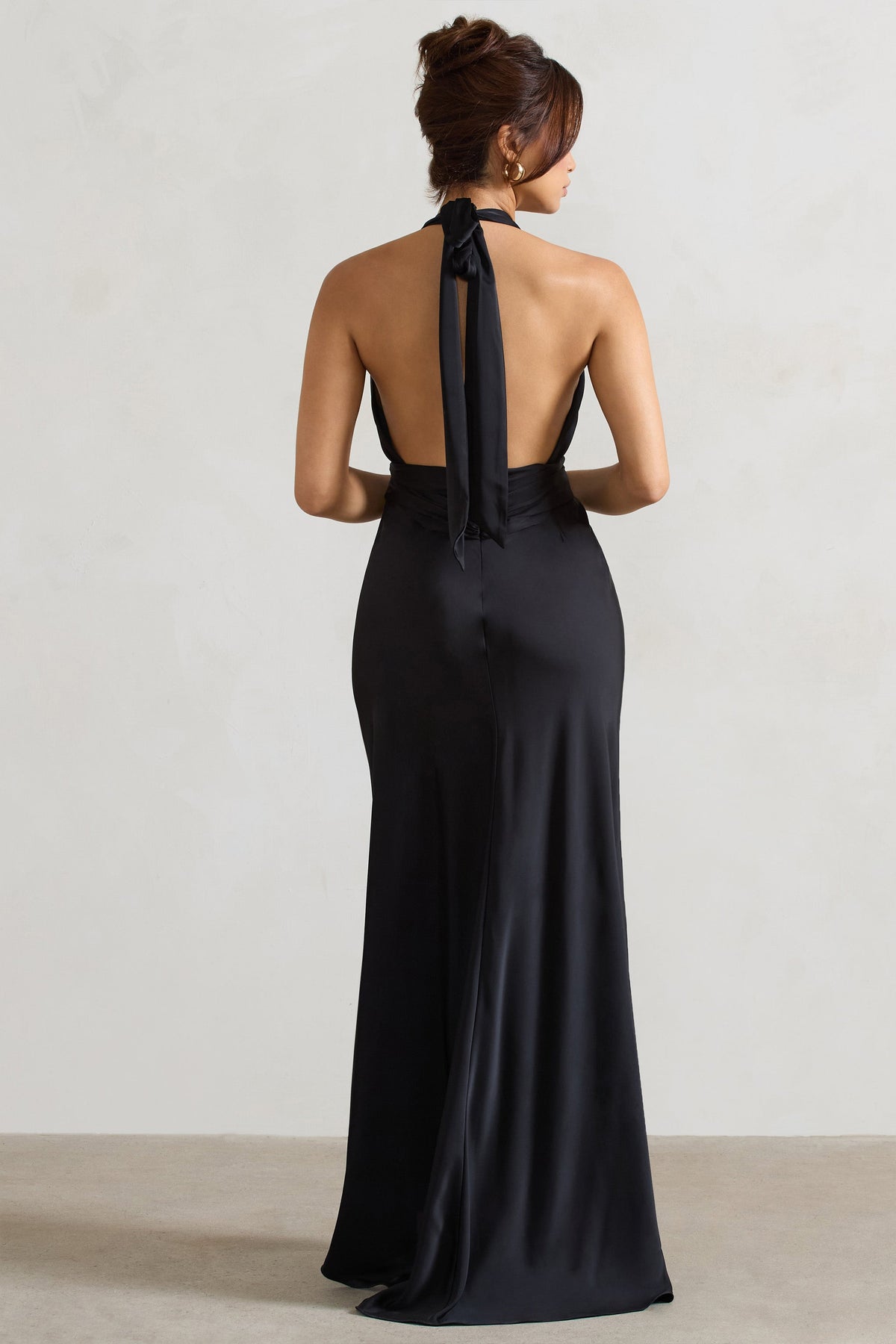 Carolyn | Robe longue noire en satin à décolleté plongeant avec ourlet plongeant