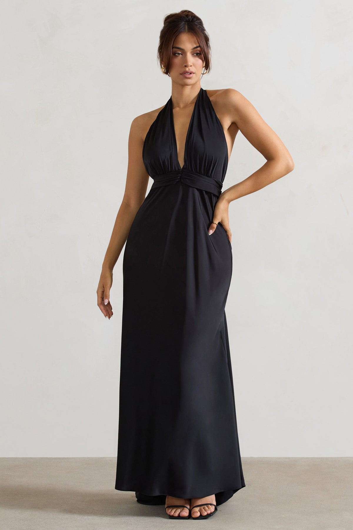Carolyn | Robe longue noire en satin à décolleté plongeant avec ourlet plongeant