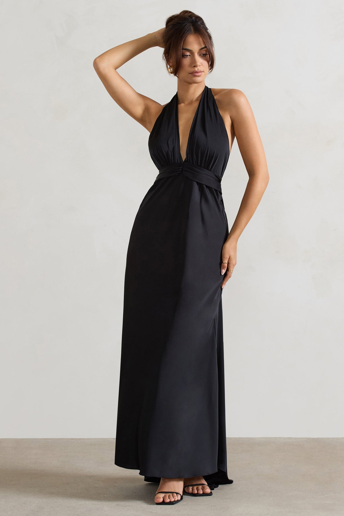 Carolyn | Robe longue noire en satin à décolleté plongeant avec ourlet plongeant