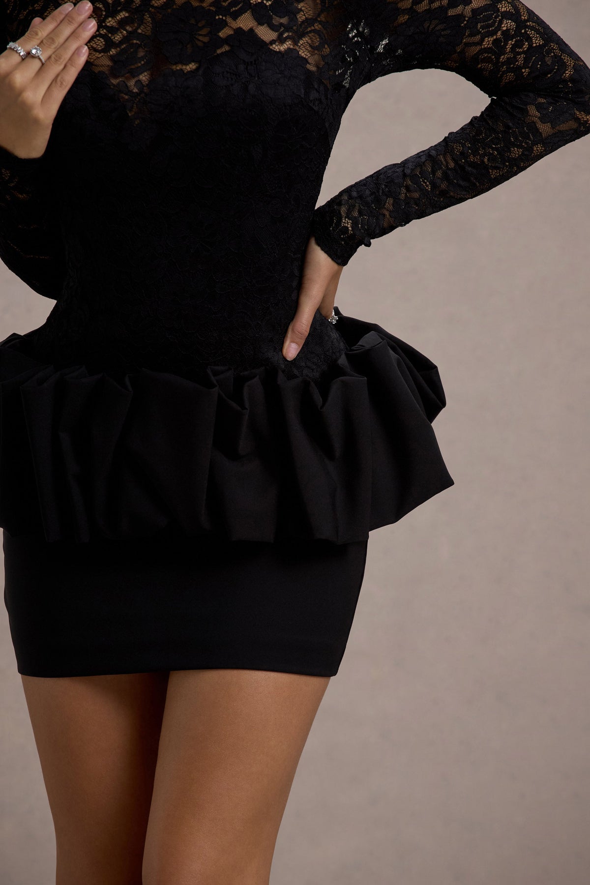 Antheia |  Mini-robe à basques en dentelle noire à manches longues