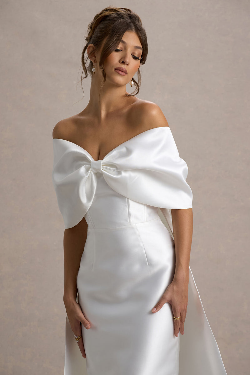 Wanting More Robe Longue en Satin Blanc Cass?� avec Cape et N??ud Over �?? Club L London - FR