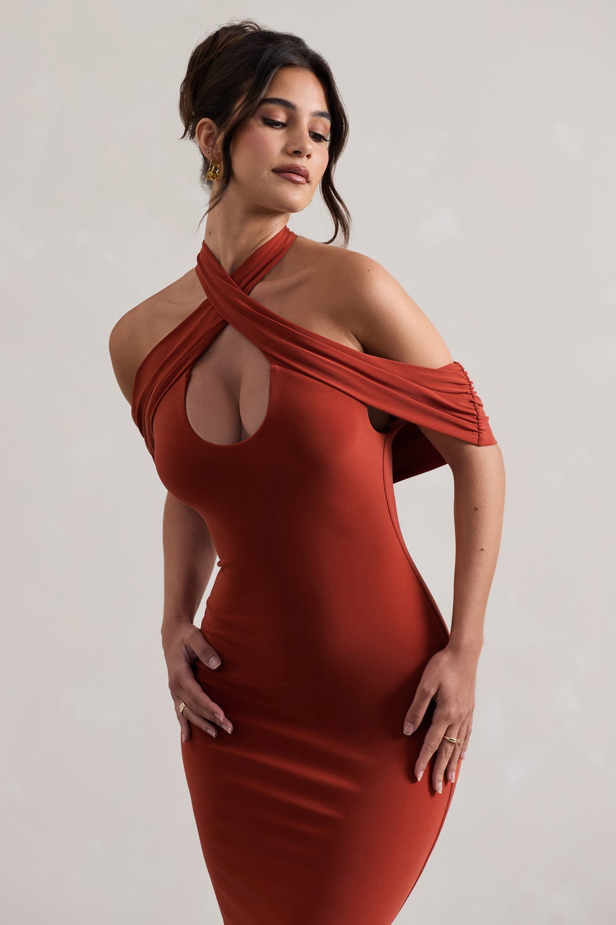 Connect | Robe mi-longue moulante terracotta à décolleté croisé et découpes au cou.