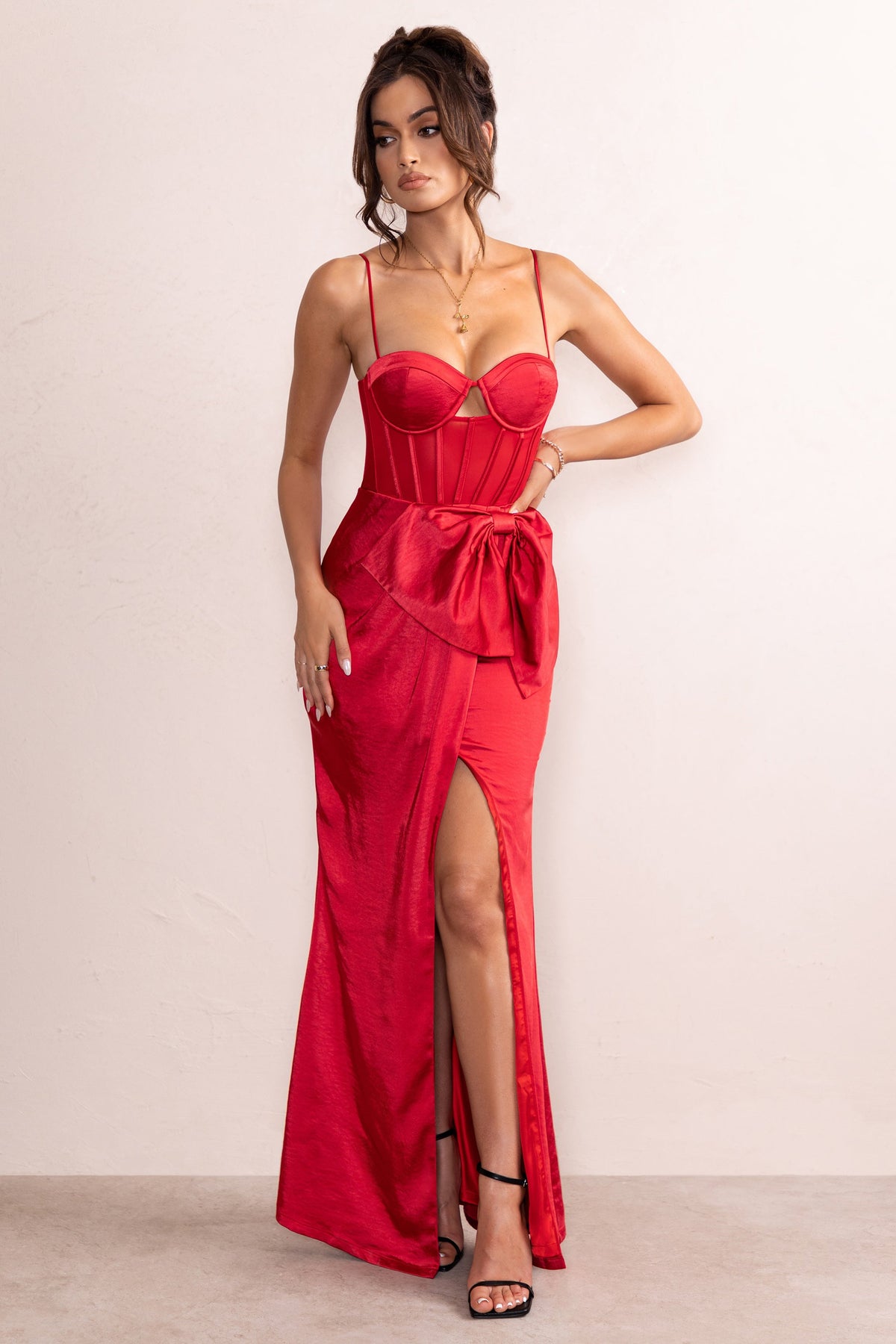 Odette | Robe longue en satin rouge à col carré avec corset et nœud sur le coté