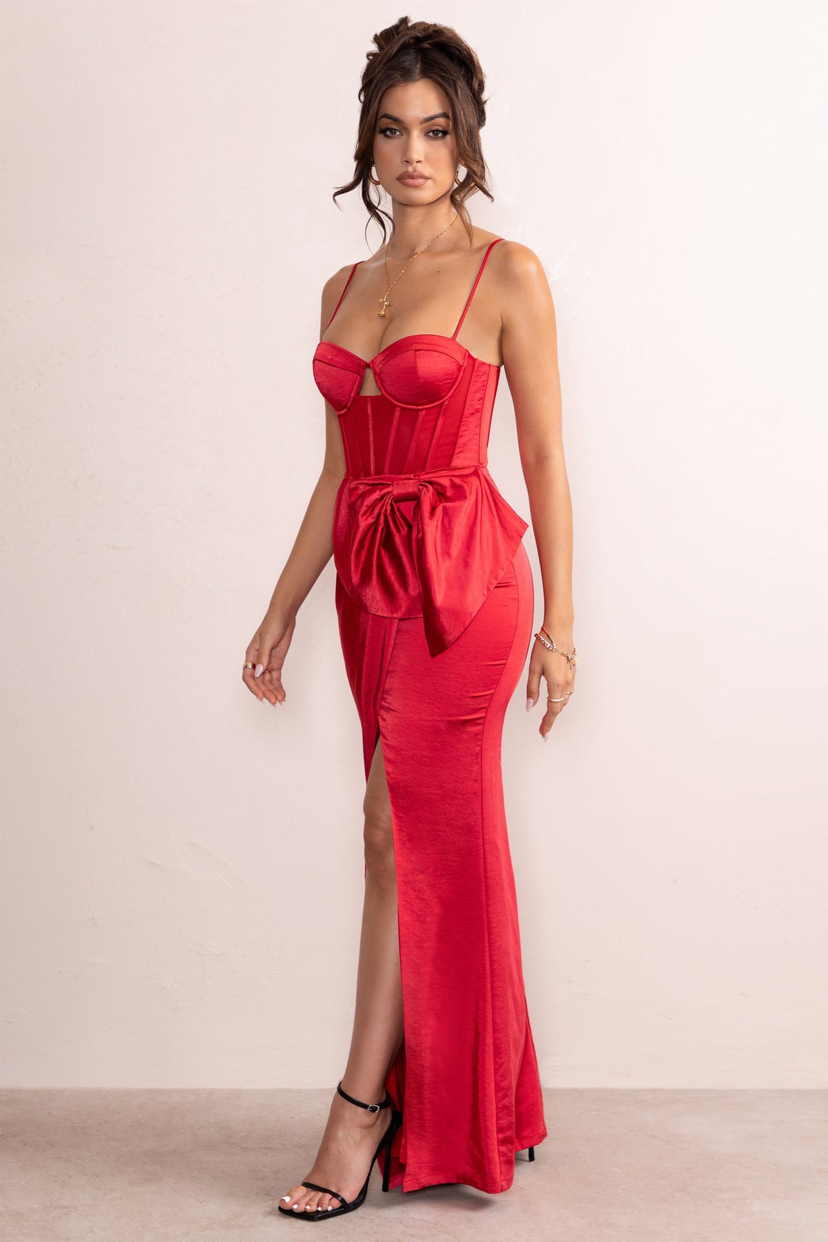 Odette | Robe longue en satin rouge à col carré avec corset et nœud sur le coté