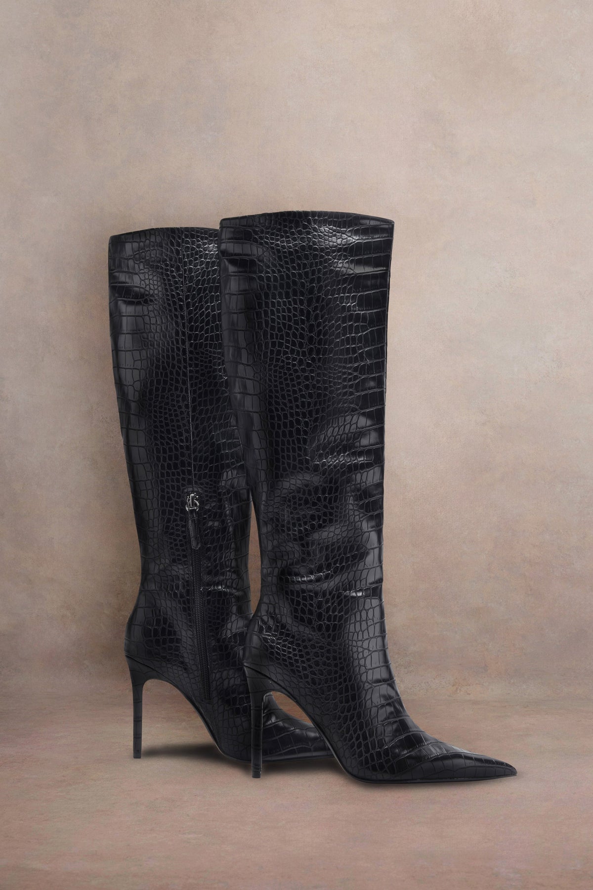 Bottes femme à petit talon et montantes style santiag noir Bottes femme à petit talon et montantes style santiag noir