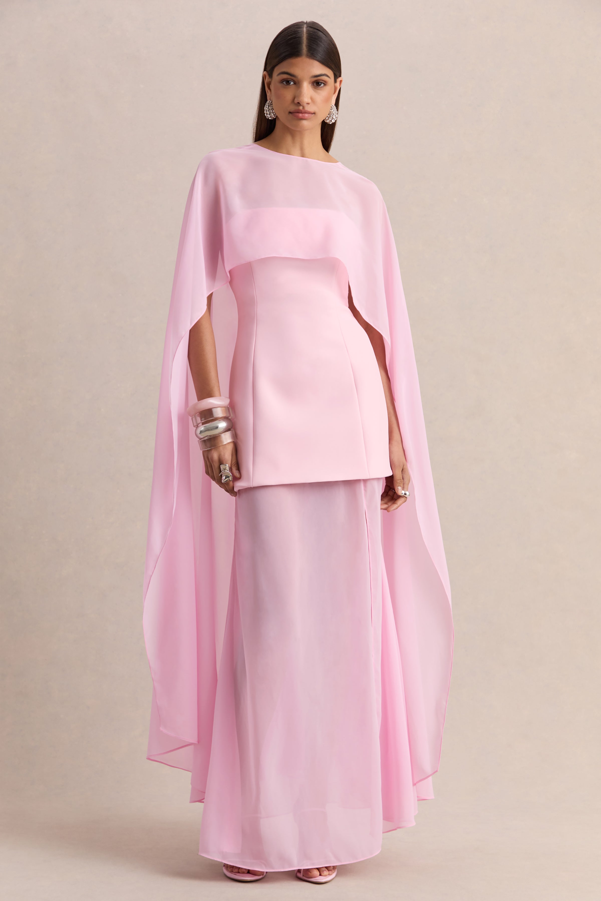 Chessa | Robe longue rose clair à encolure bateau avec cape transparen ...