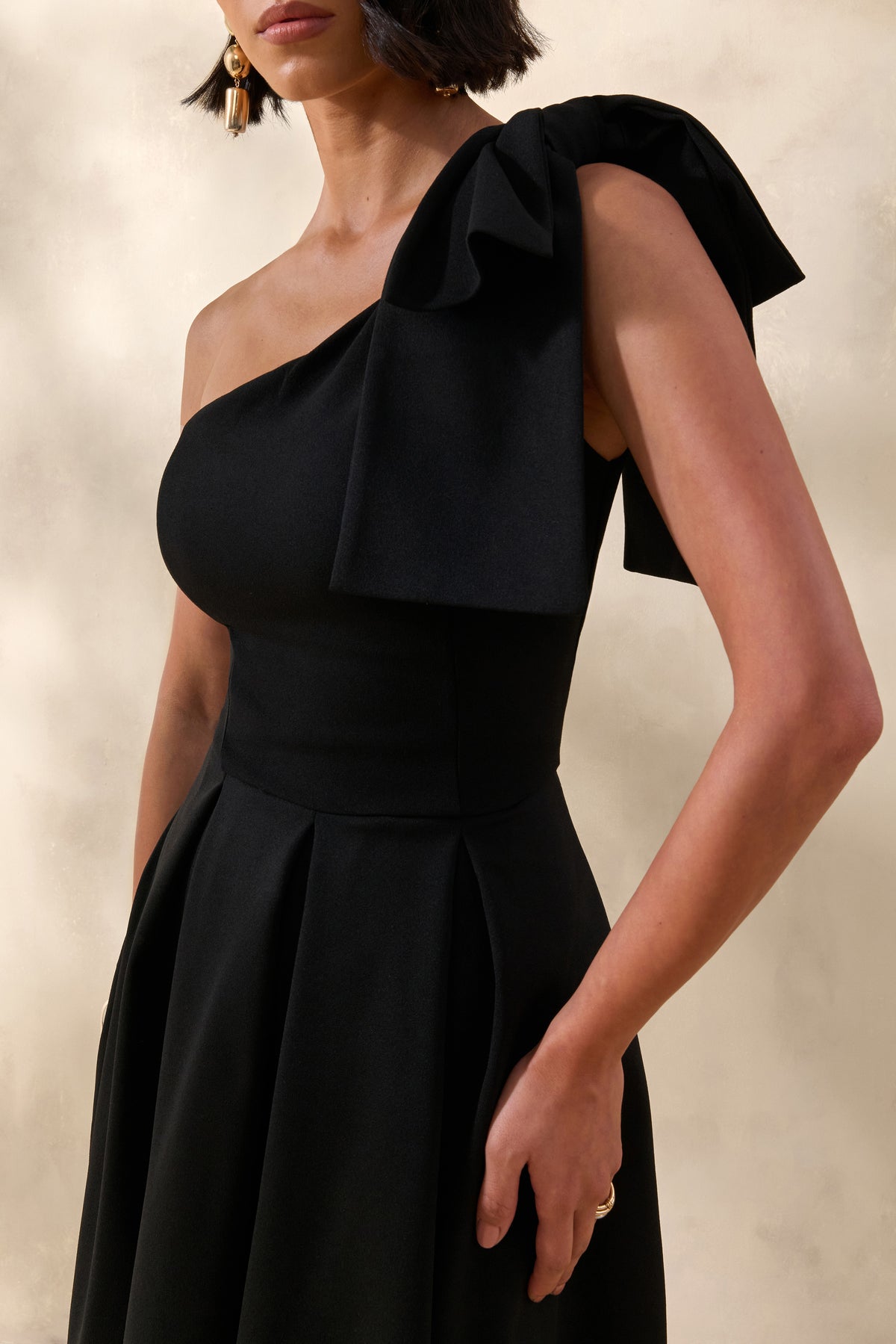 ECM_HR_CL137132001 - Meria | Black Asymmetric-Neck Midi Dress With Bow-Sleeve 4.jpg