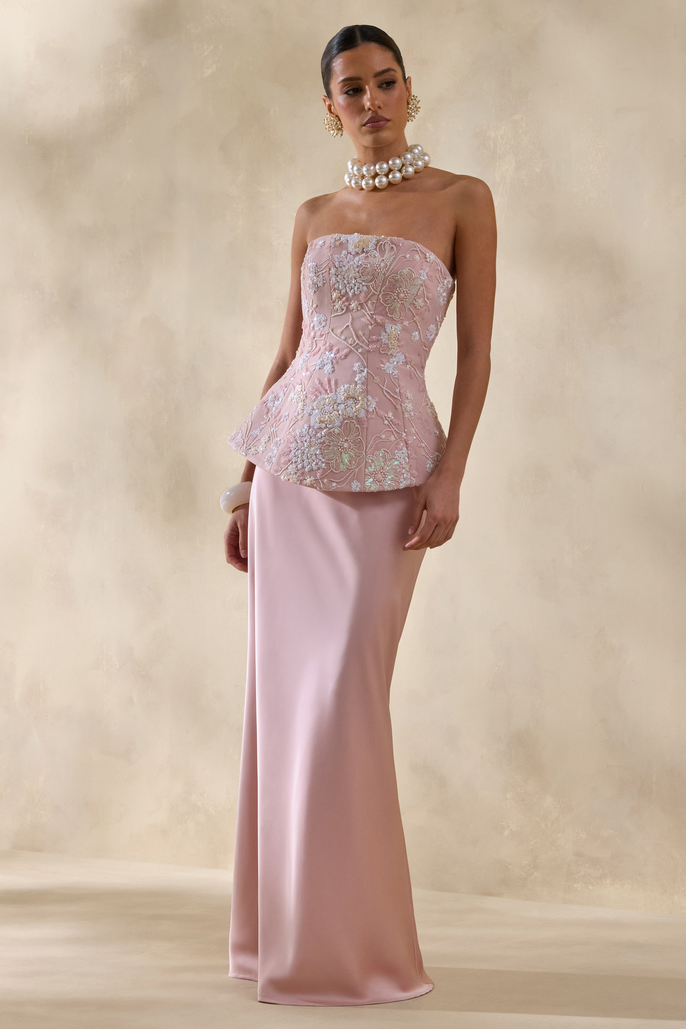 Corvina | Robe longue rose à fleurs ornées avec corset bandeau