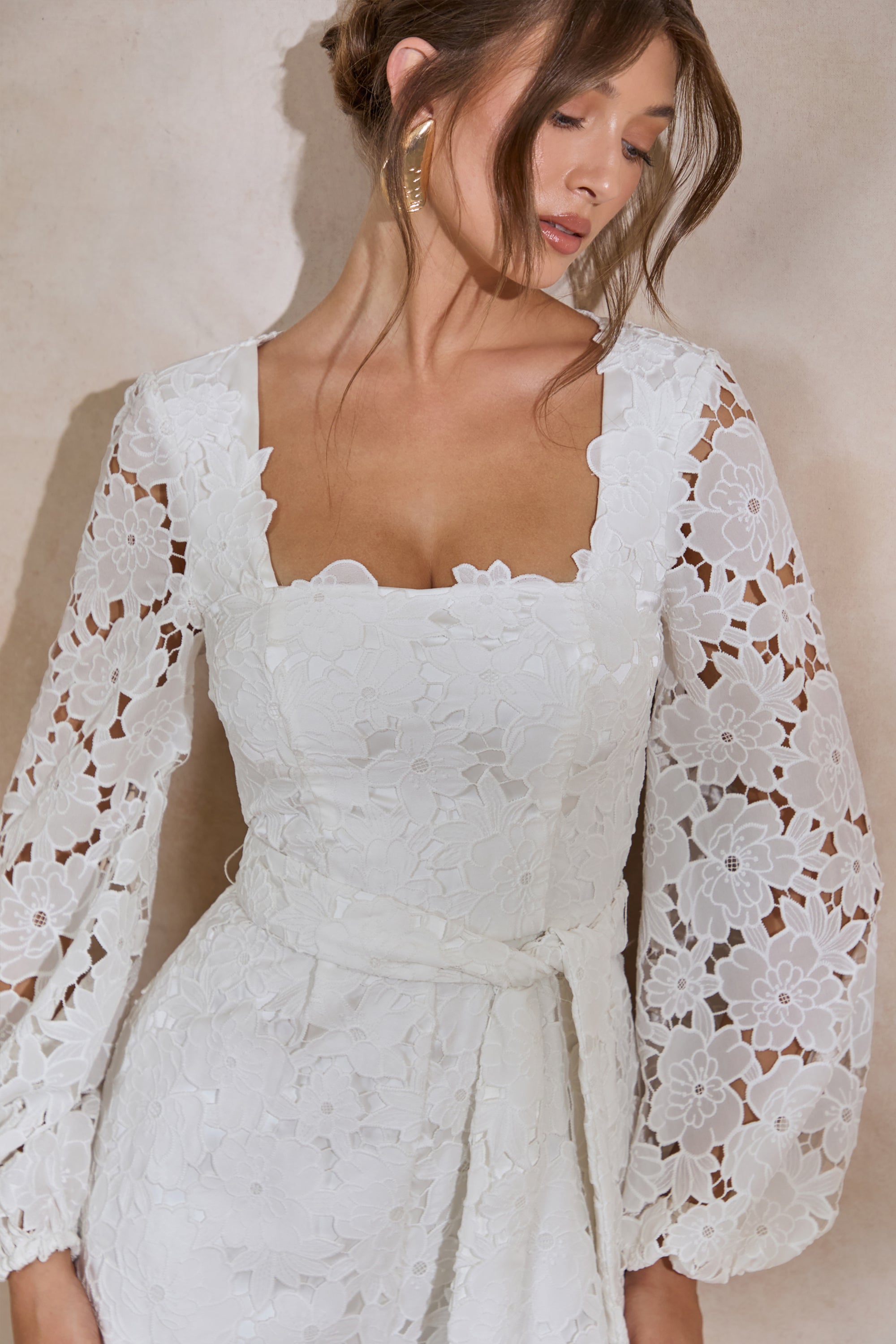 ECM_HR_CL138204110---Korinna-_-White-Lace-Square-Neck-Playsuit-With-Belt-Detail4.jpg