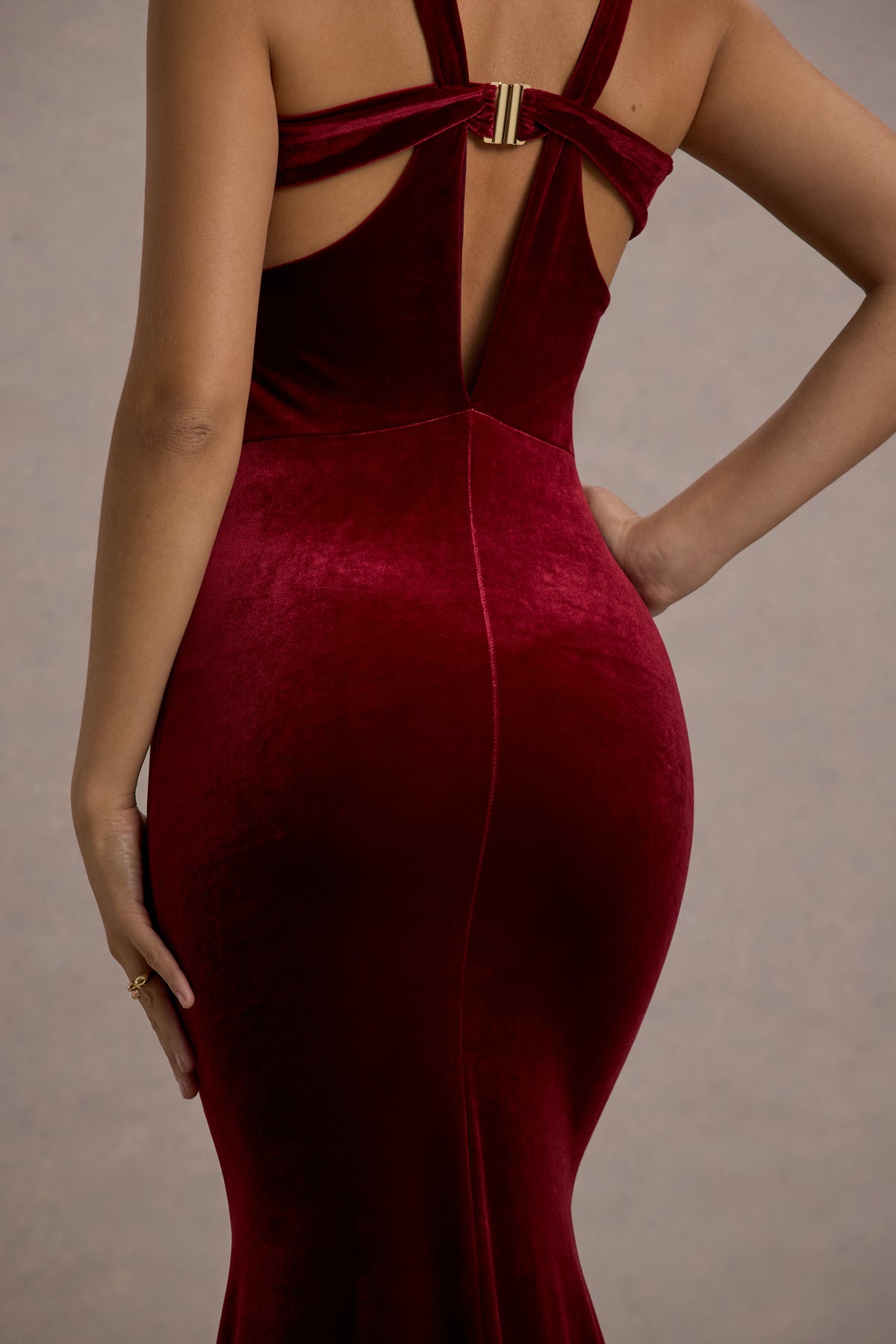 Elisabetta | Robe longue rouge en velours et décolleté plongeant