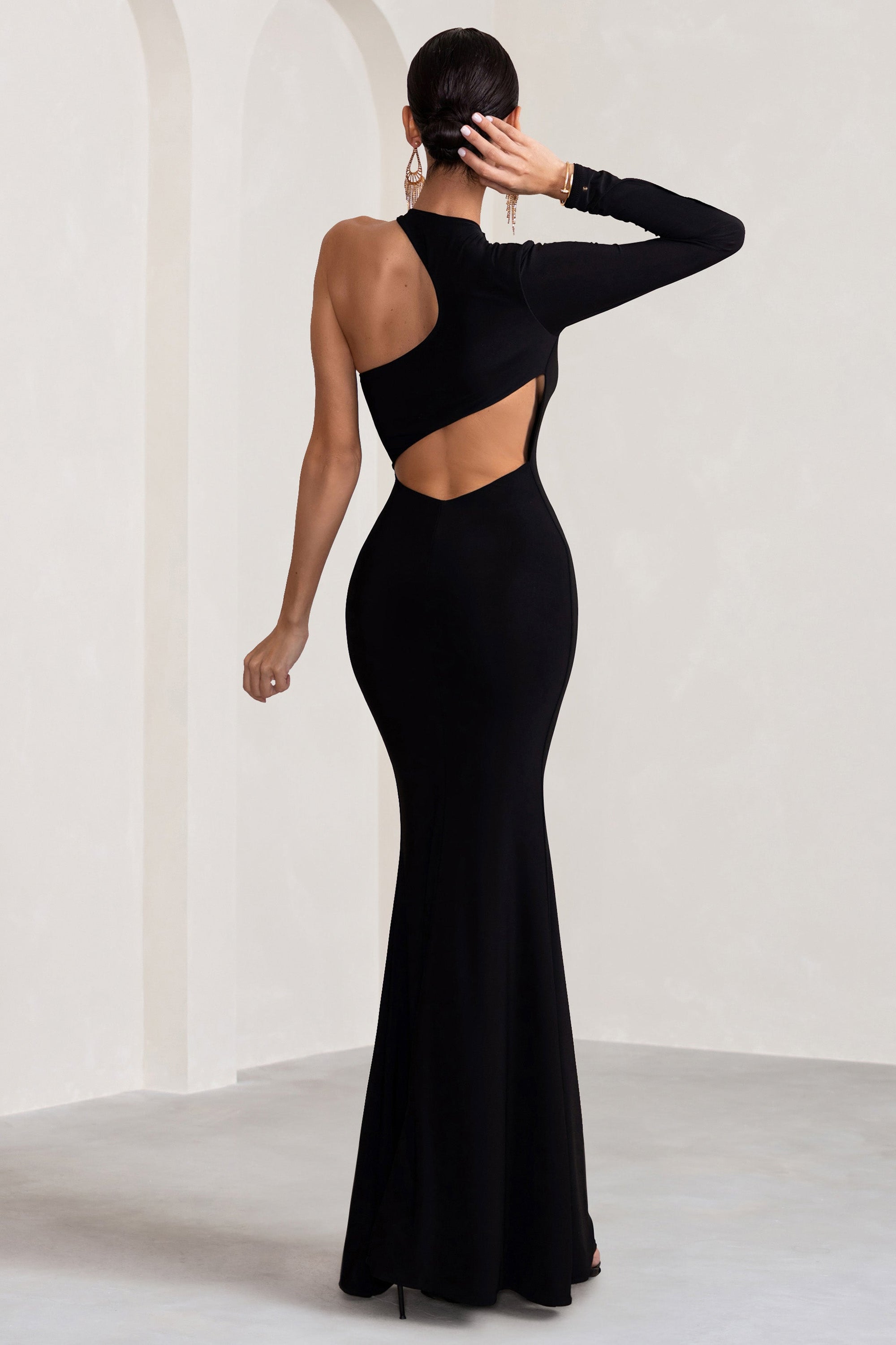 Tyra | Robe longue noire à encolure asymétrique et dos ouvert