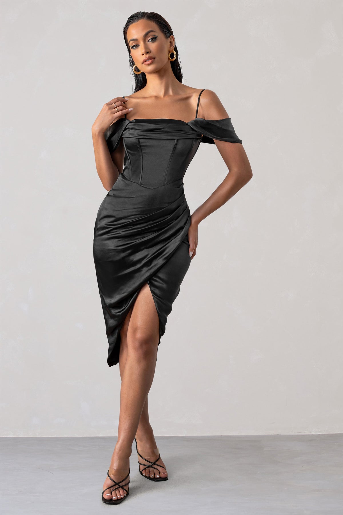 Deserving Robe mi longue enveloppante en satin noir a manches bardot Club L London FR