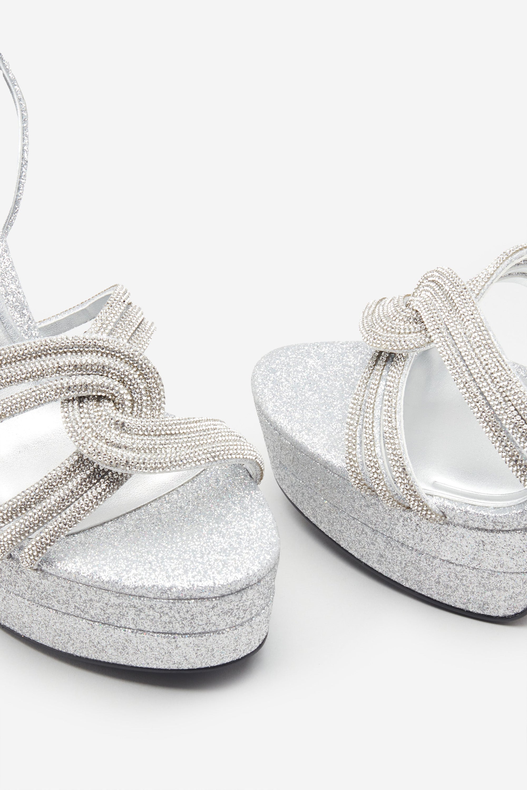 Doll Drama | Talons plateforme à lanières en satin argenté avec strass