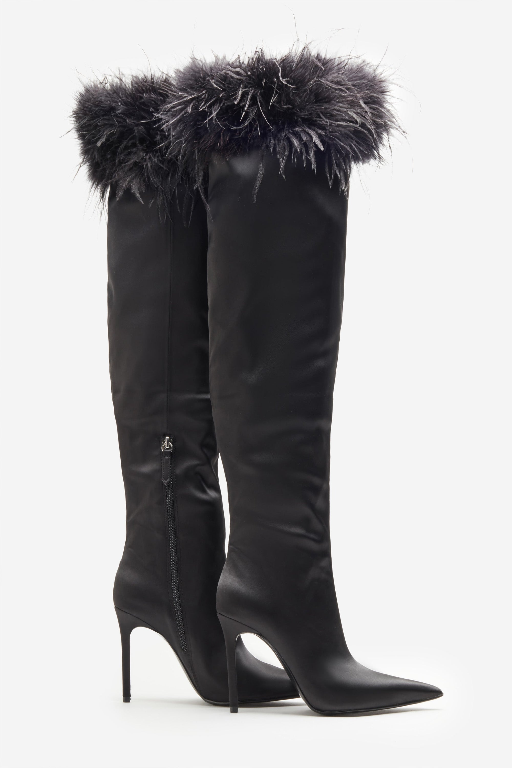 Soho | Bottes noires en satin à bouts pointus et bordure de plumes