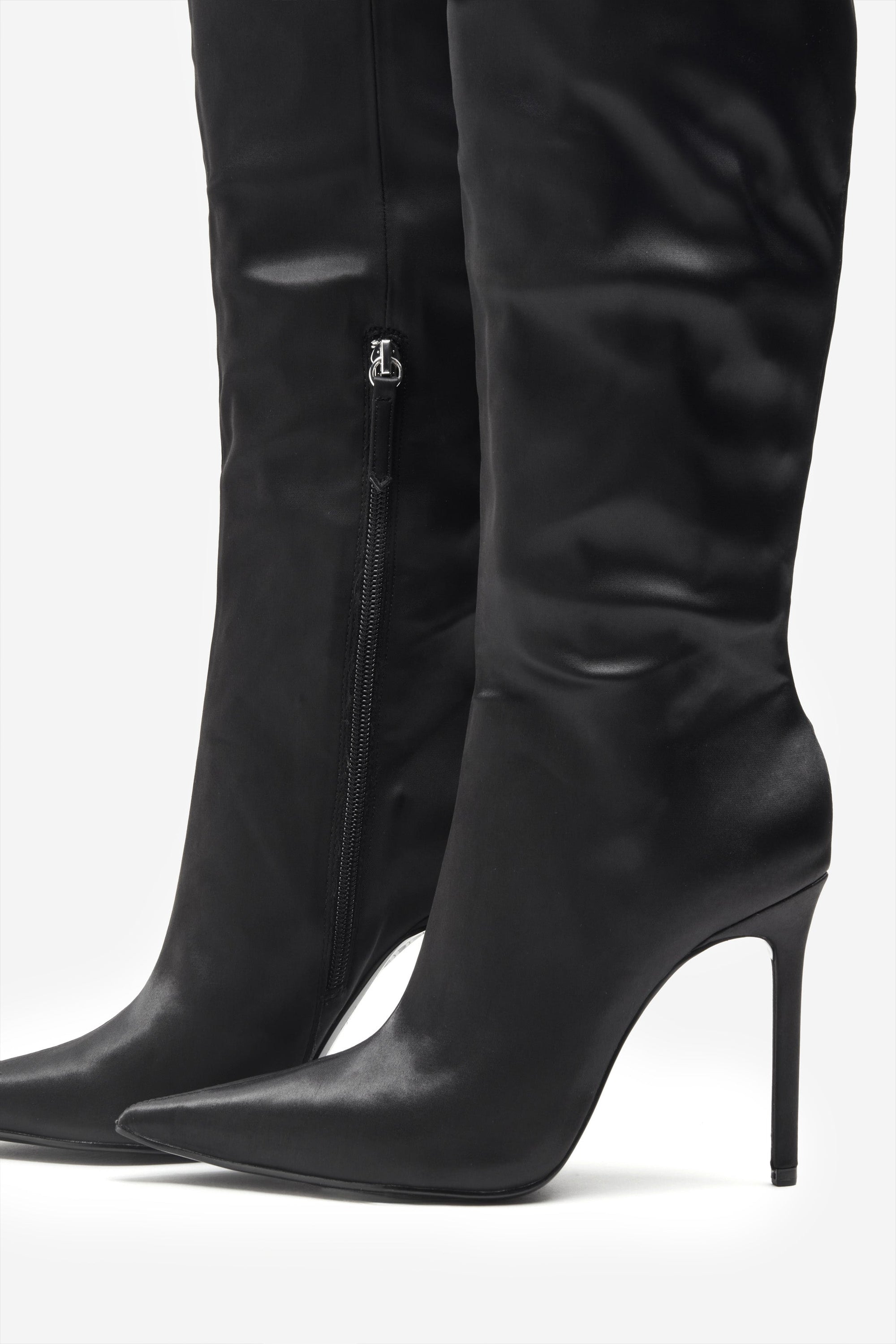 Soho | Bottes noires en satin à bouts pointus et bordure de plumes