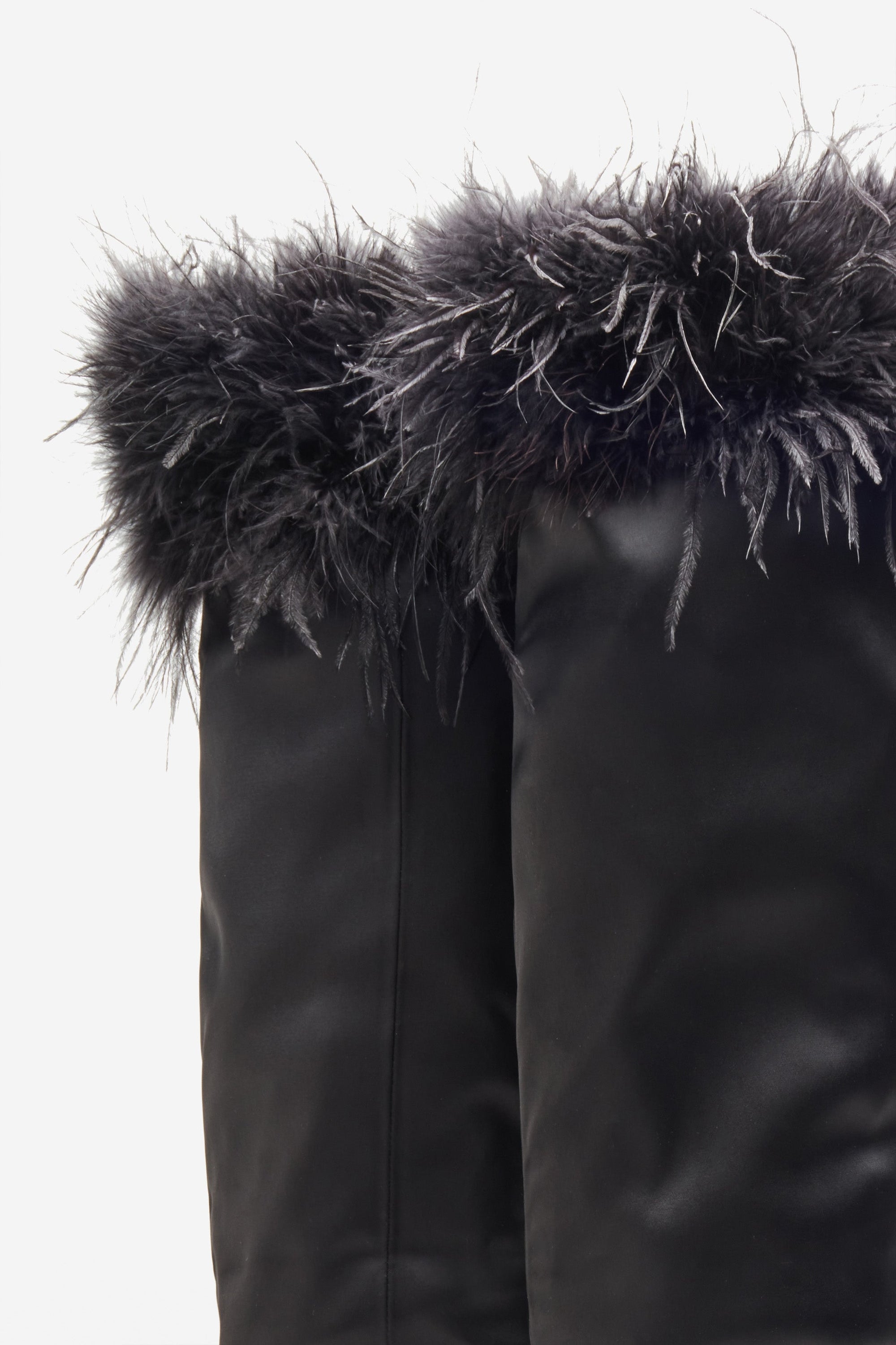 Soho | Bottes noires en satin à bouts pointus et bordure de plumes