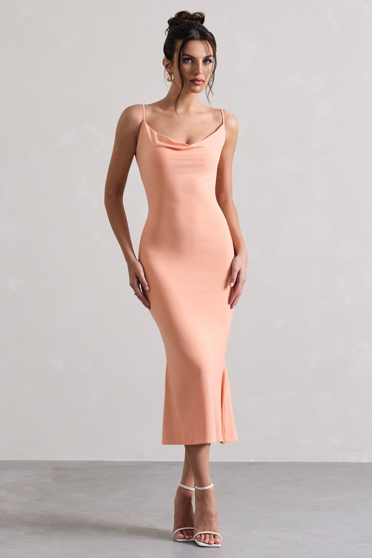 Addison | Robe mi-longue corail à col bénitier et dos ouvert avec dentelle