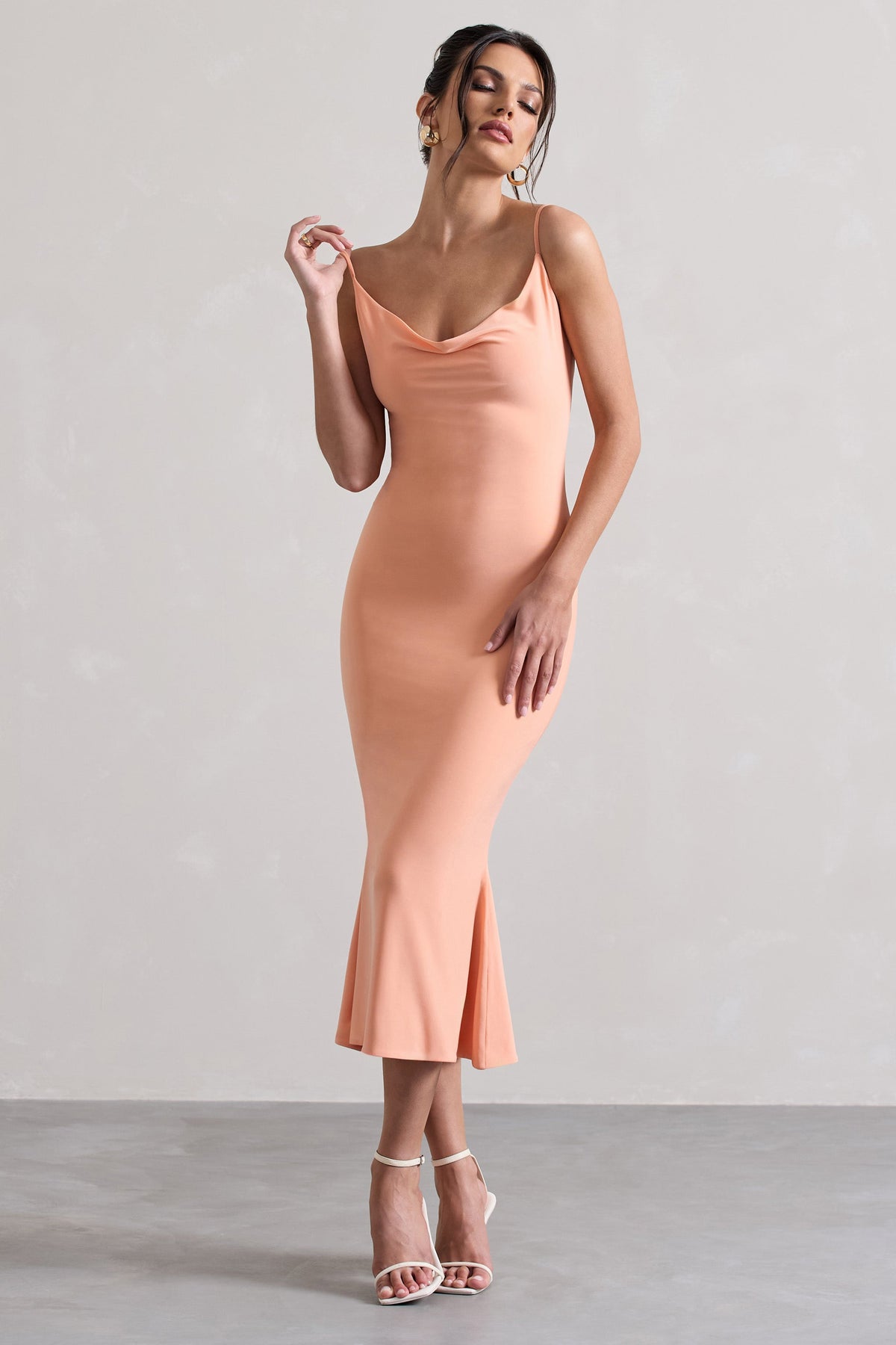 Addison | Robe mi-longue corail à col bénitier et dos ouvert avec dentelle