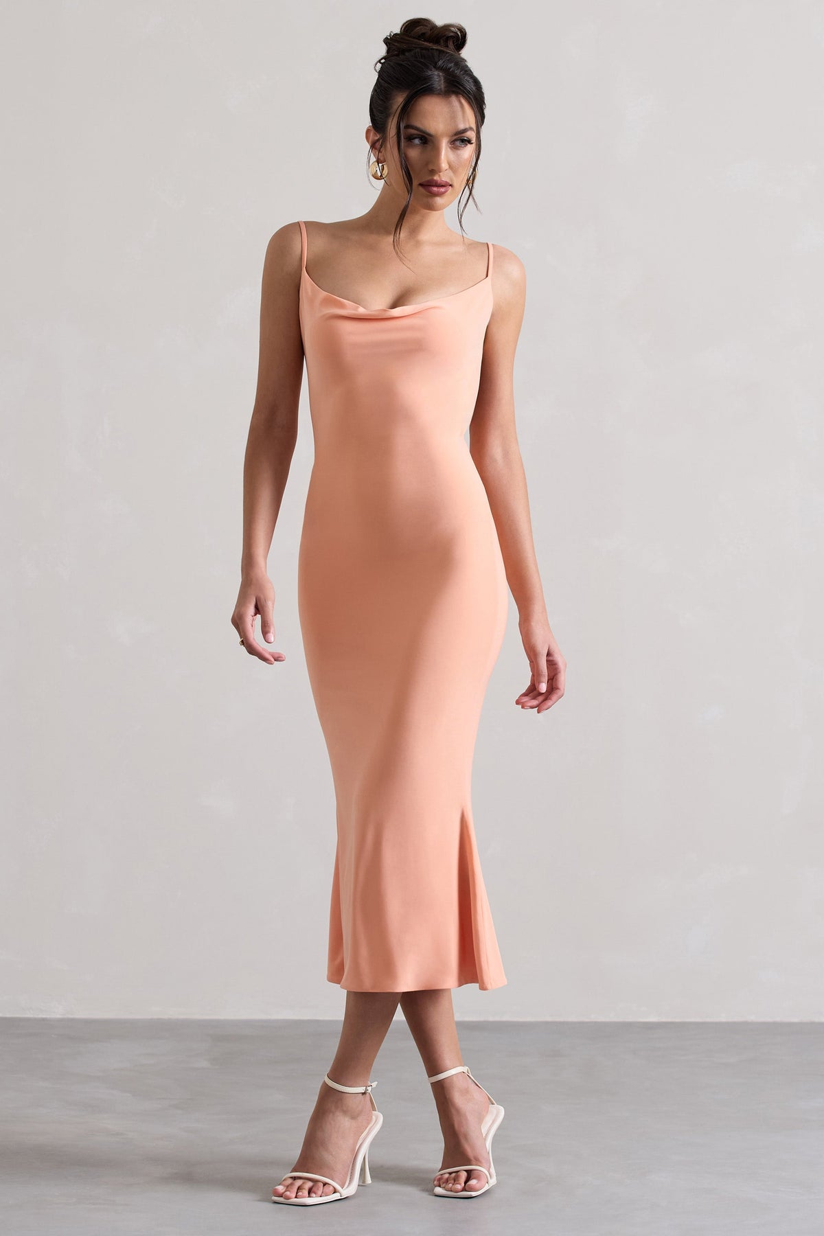 Addison | Robe mi-longue corail à col bénitier et dos ouvert avec dentelle