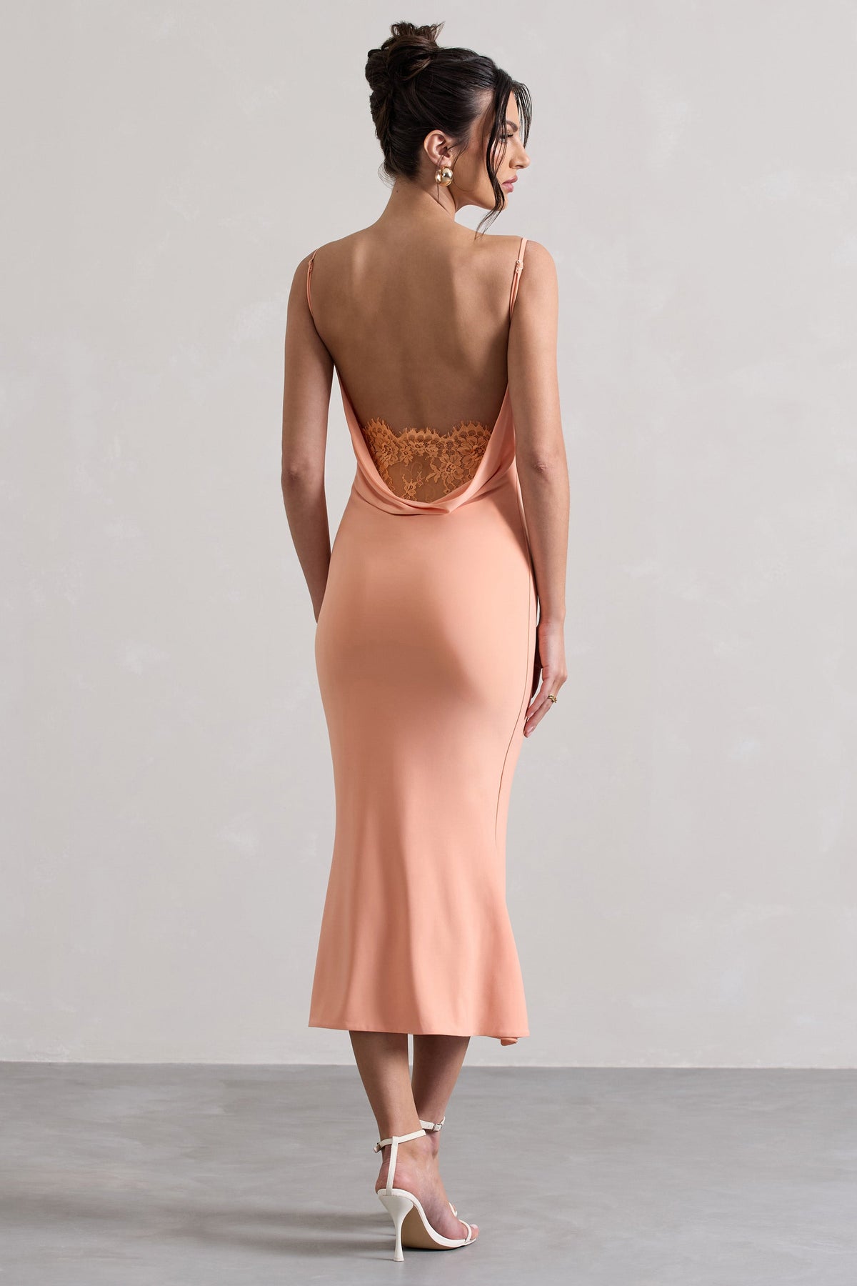 Addison | Robe mi-longue corail à col bénitier et dos ouvert avec dentelle