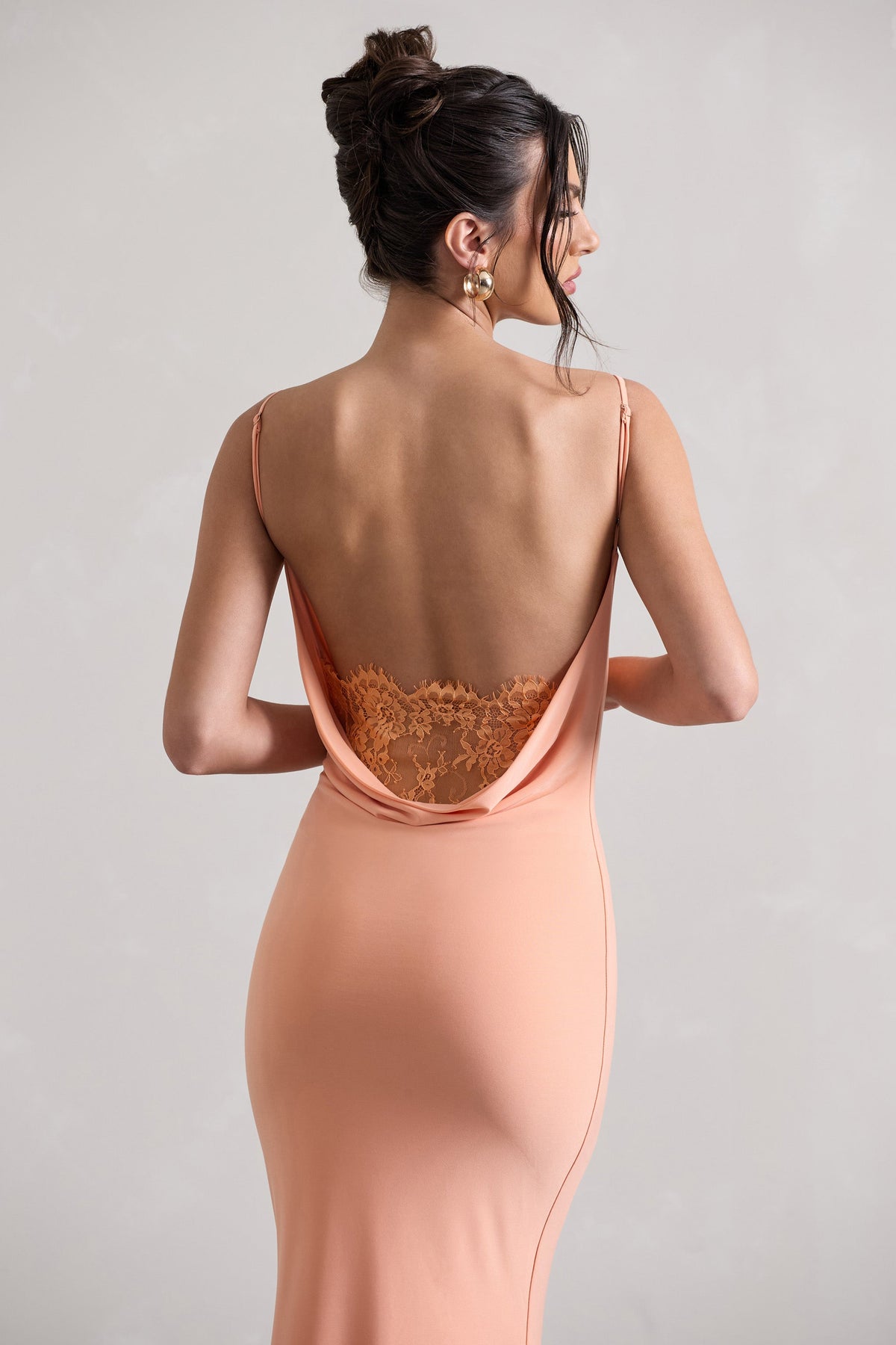 Addison | Robe mi-longue corail à col bénitier et dos ouvert avec dentelle