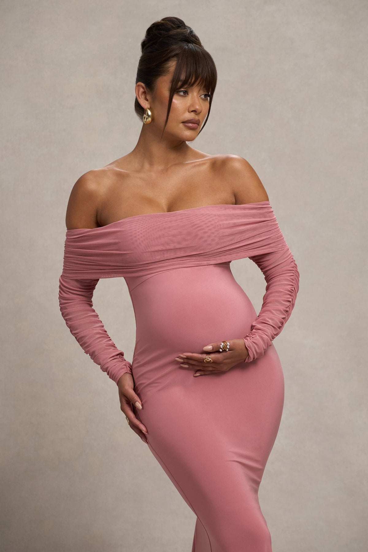 Pretty Perfect | Robe longue asymétrique de maternité rose poudré avec découpe