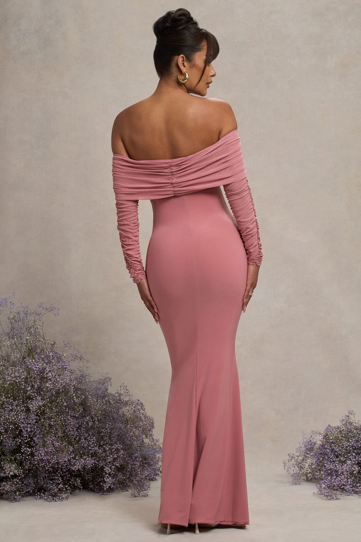 Pretty Perfect | Robe longue asymétrique de maternité rose poudré avec découpe