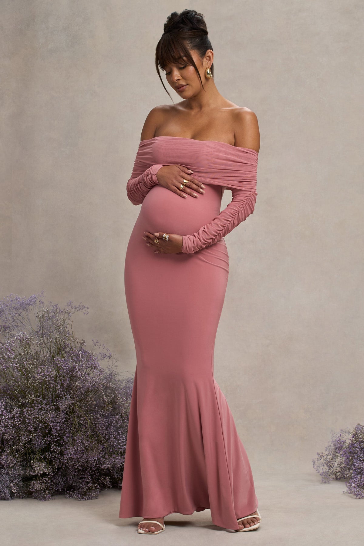 Pretty Perfect | Robe longue asymétrique de maternité rose poudré avec découpe