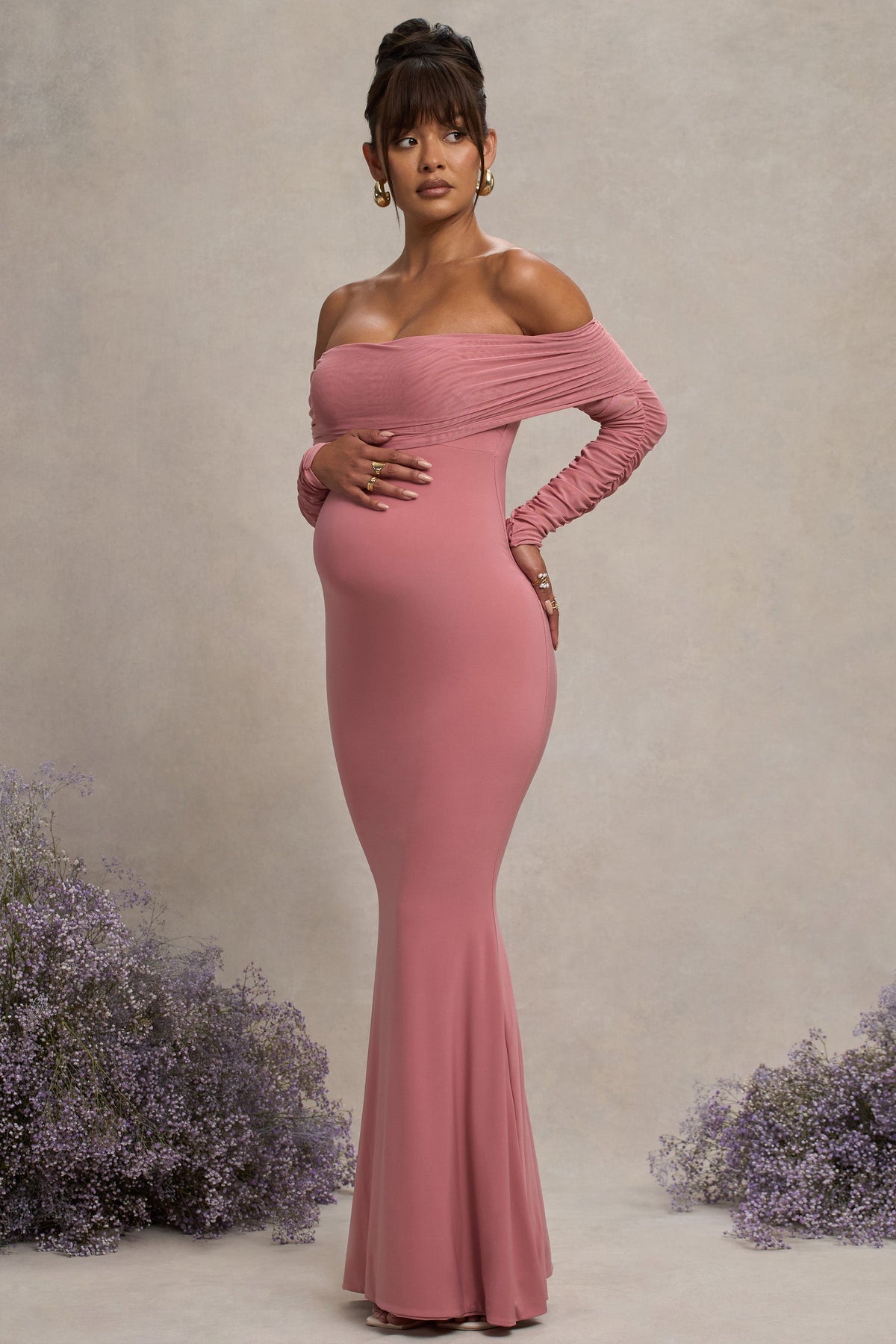 Pretty Perfect | Robe longue asymétrique de maternité rose poudré avec découpe