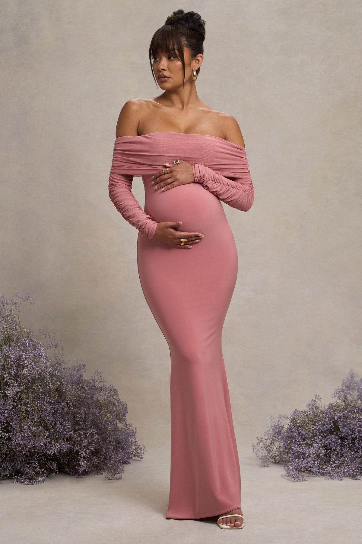 Pretty Perfect | Robe longue asymétrique de maternité rose poudré avec découpe