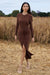 Katy | Robe longue marron froncée à manches longues et fente sur le côté