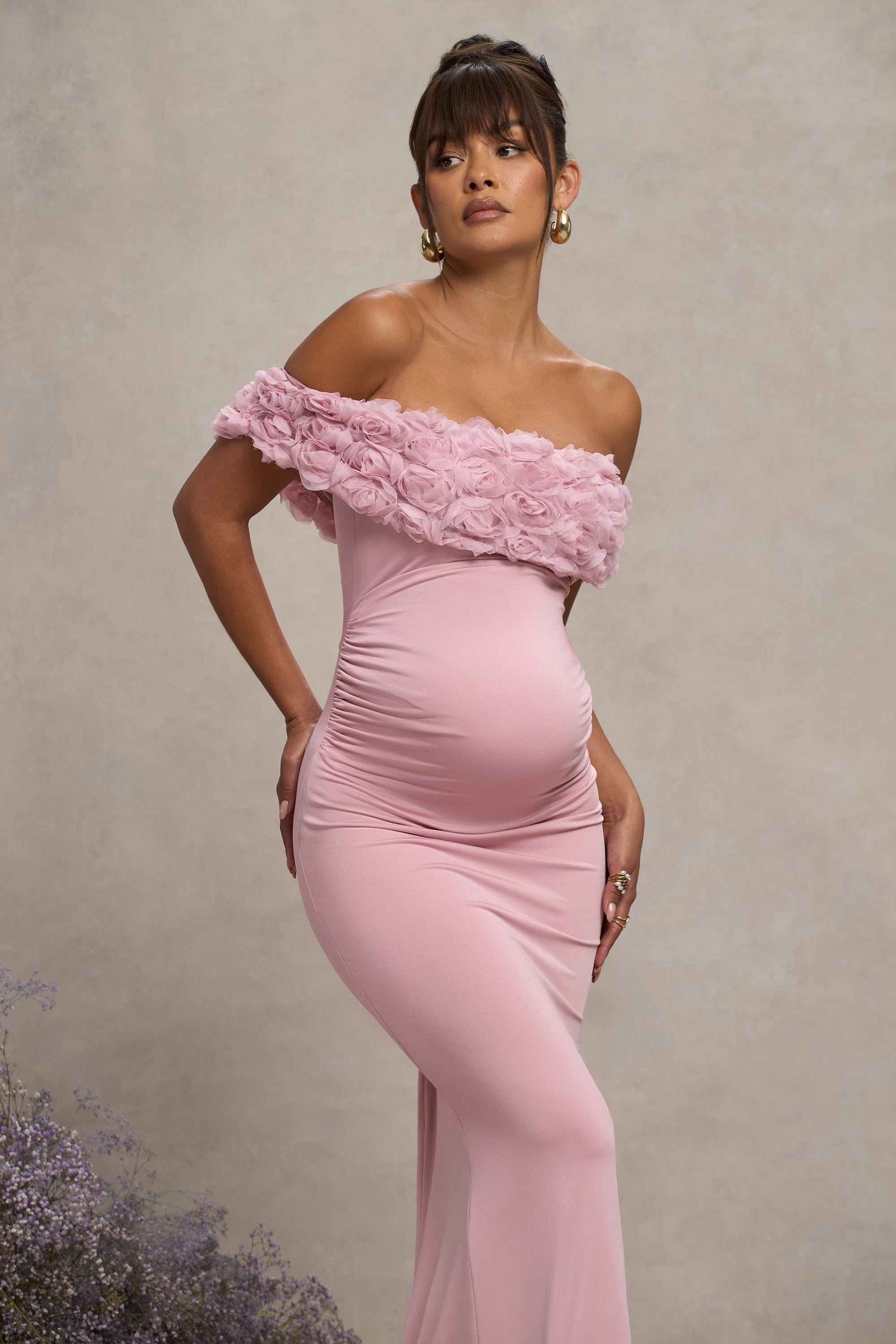Inflorescence | Robe longue de maternité encolure bardot à fleurs en maille rose poudré