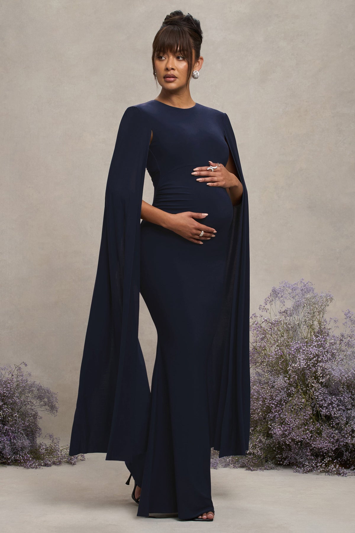 Divine Timing | Robe longue de maternité bleu marine à manches cape