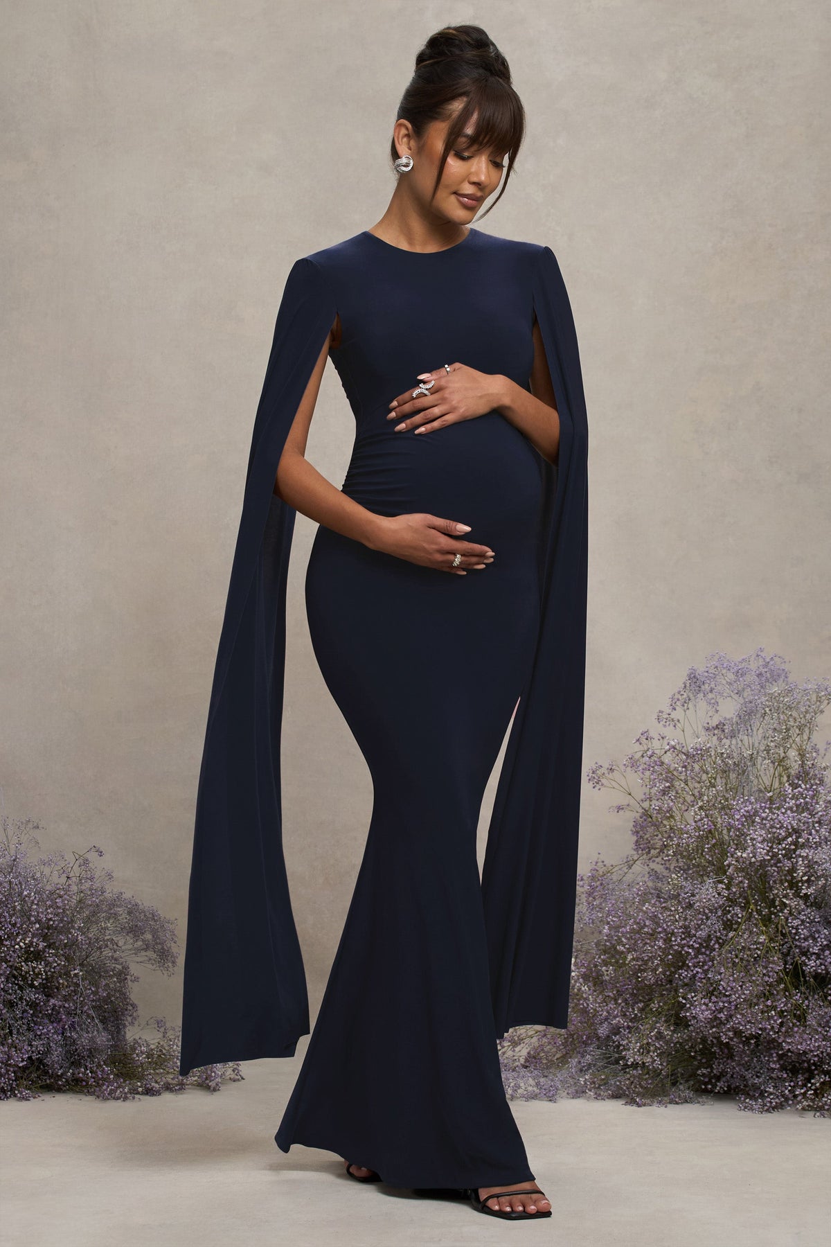 Divine Timing | Robe longue de maternité bleu marine à manches cape