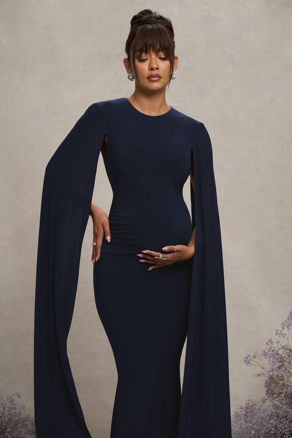 Divine Timing | Robe longue de maternité bleu marine à manches cape