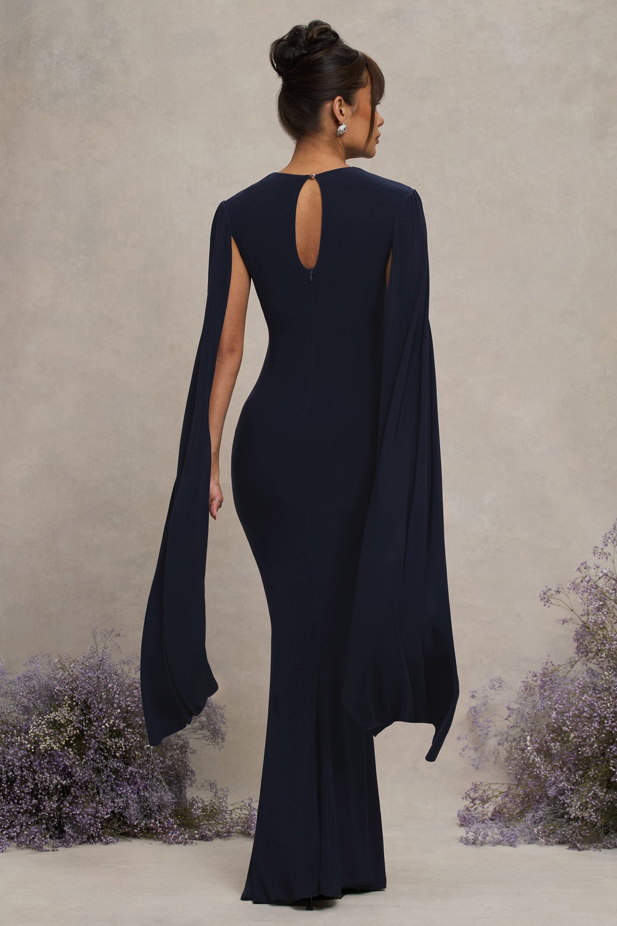 Divine Timing | Robe longue de maternité bleu marine à manches cape