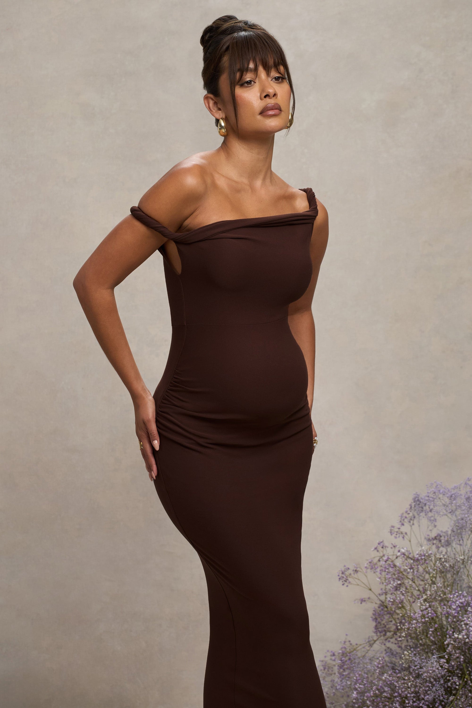Salome | Robe mi-longue de maternité marron à encolure asymétrique torsadée
