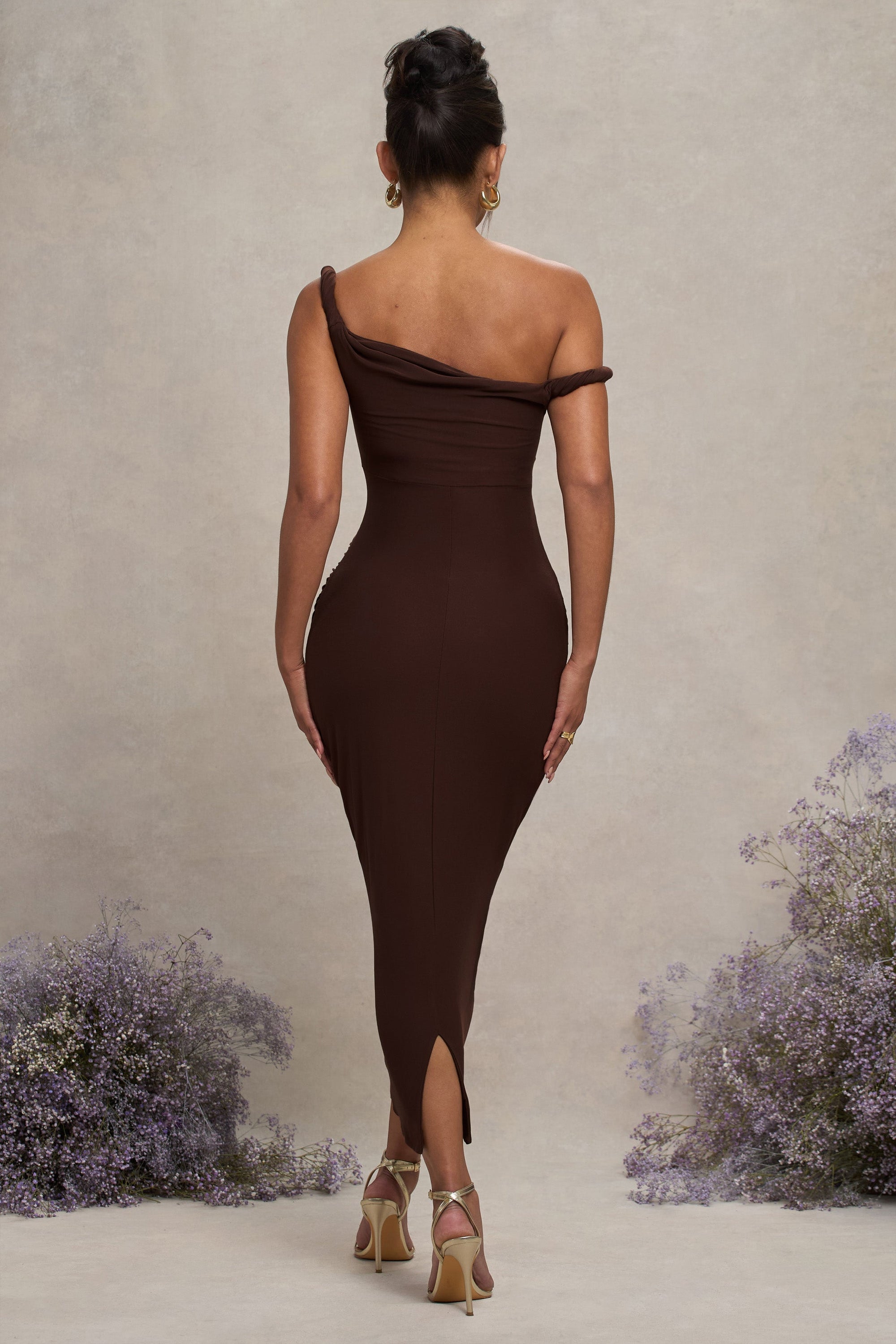 Salome | Robe mi-longue de maternité marron à encolure asymétrique torsadée