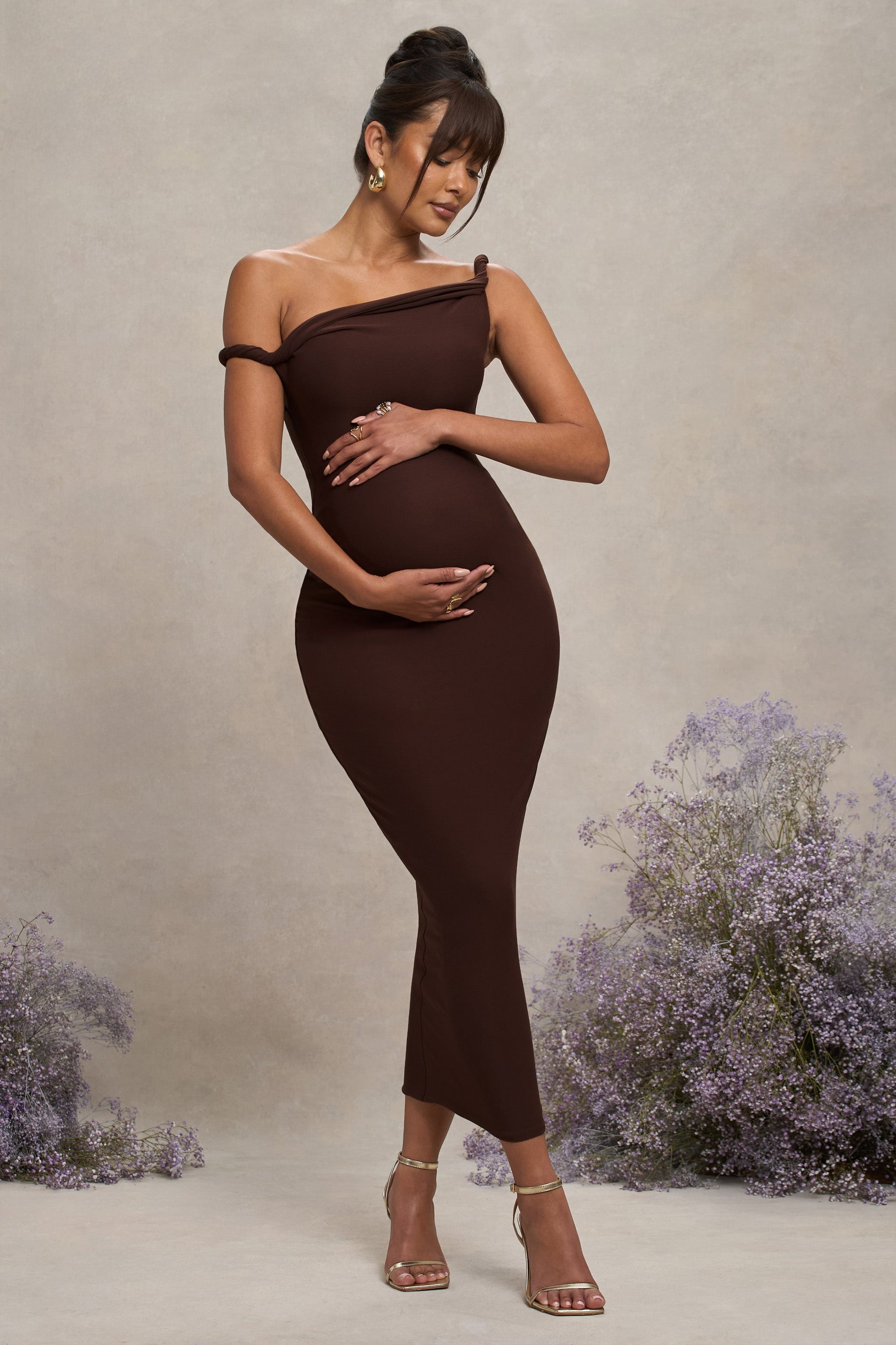 Salome | Robe mi-longue de maternité marron à encolure asymétrique torsadée