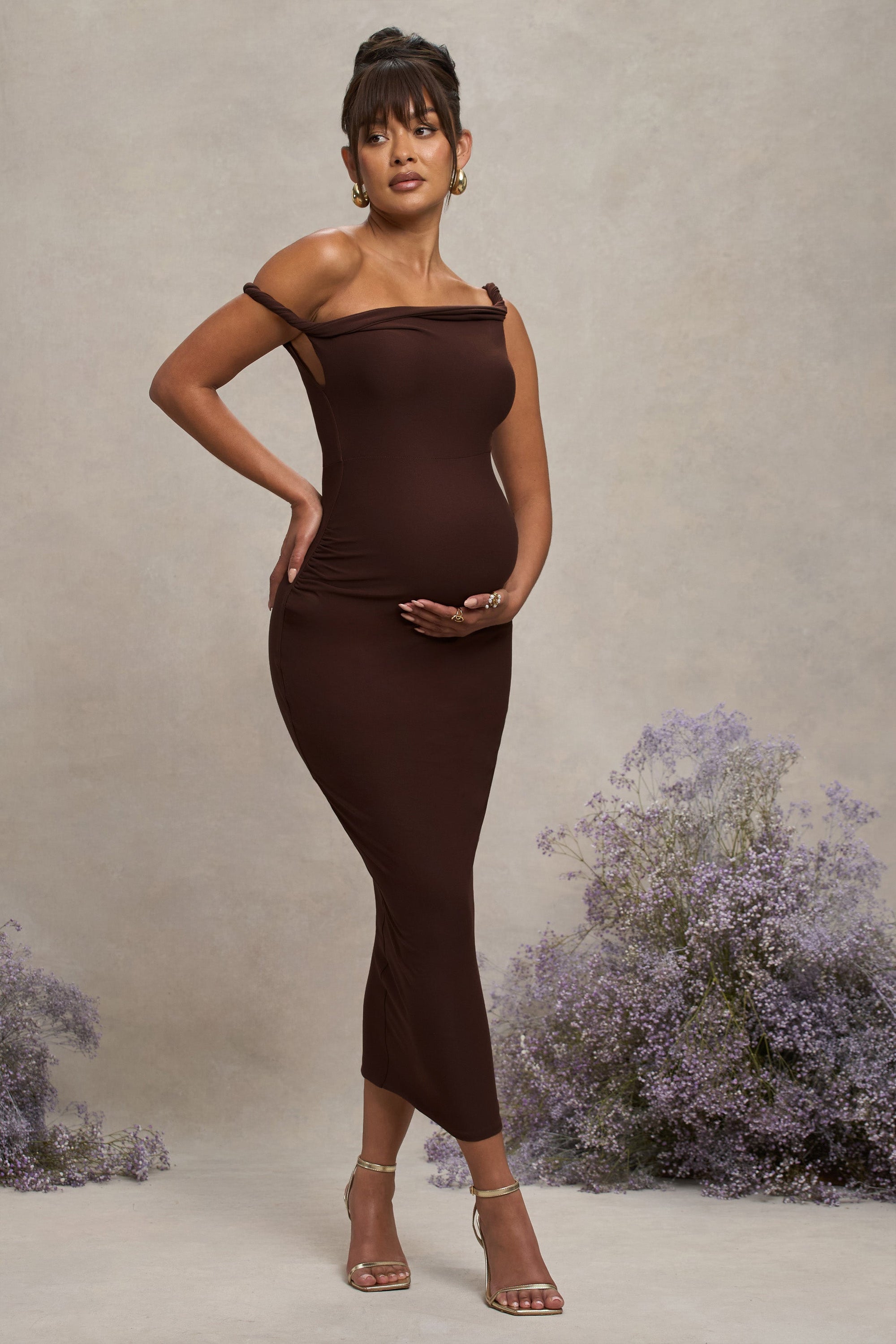 Salome | Robe mi-longue de maternité marron à encolure asymétrique torsadée