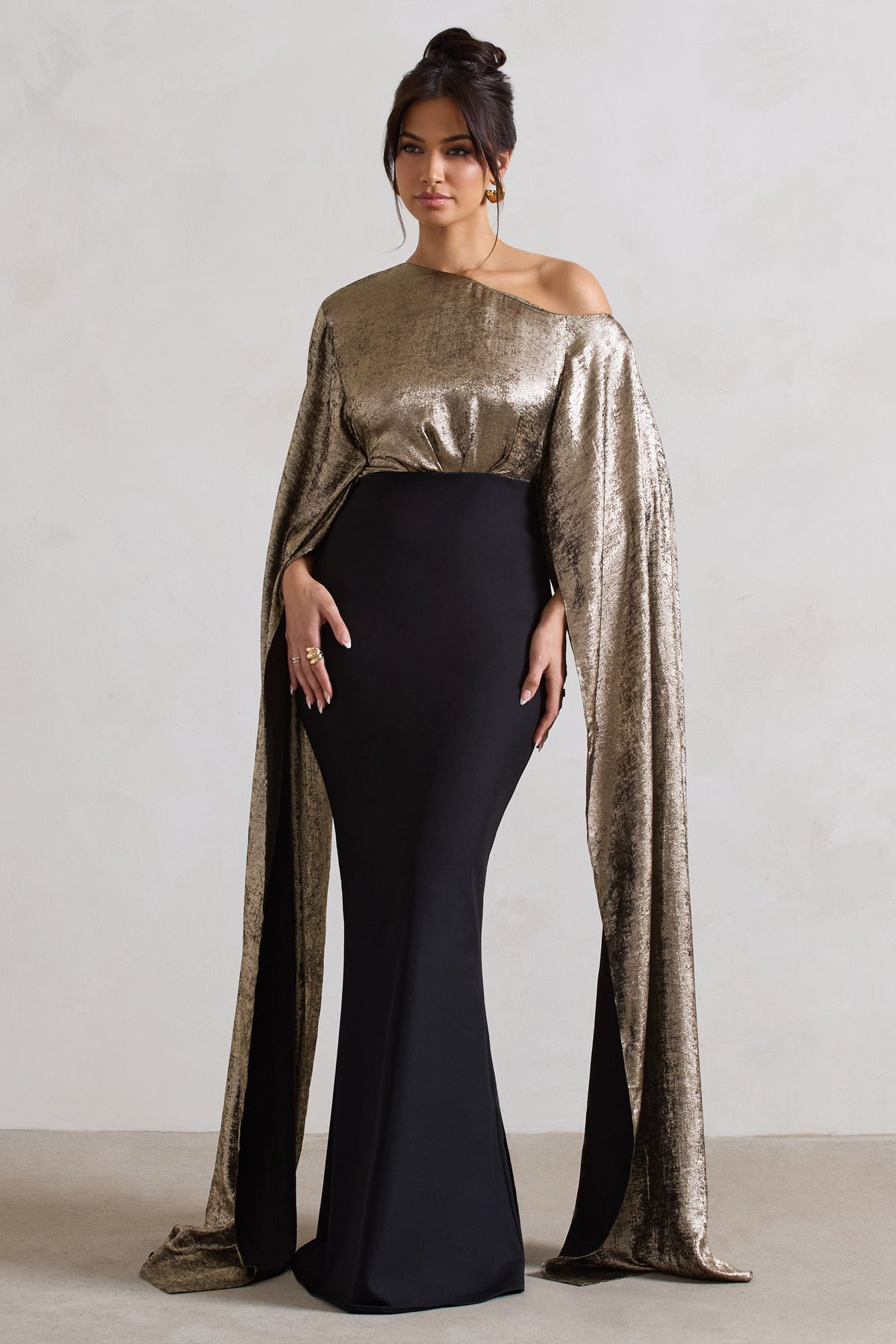 Alura Robe longue noire et doree cape asymetrique Club L London FR
