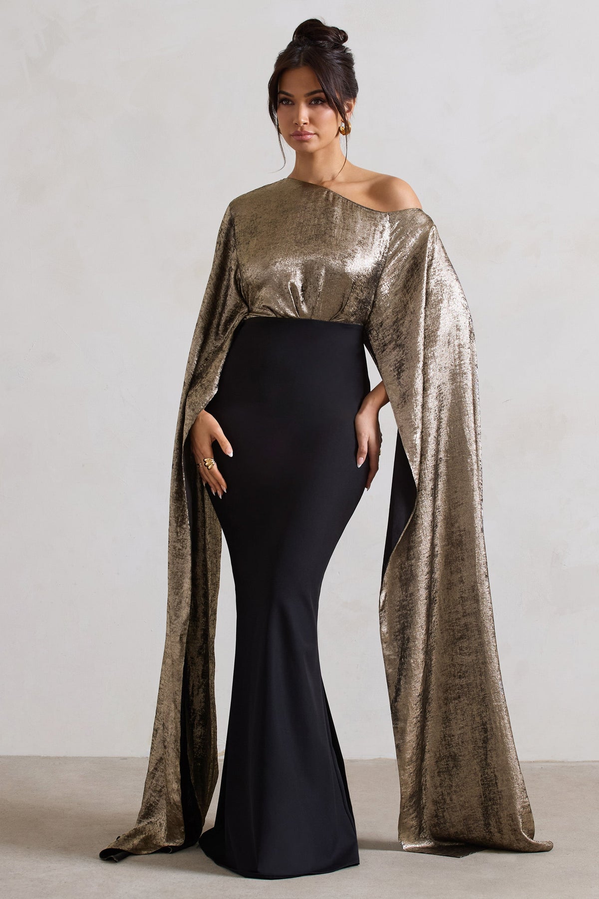 Alura | Robe longue noire et dorée cape asymétrique