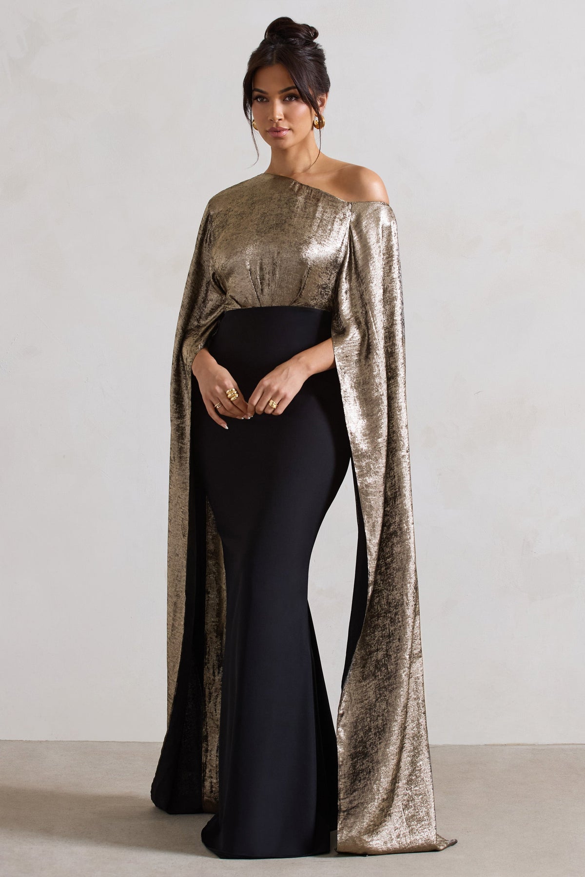 Alura | Robe longue noire et dorée cape asymétrique
