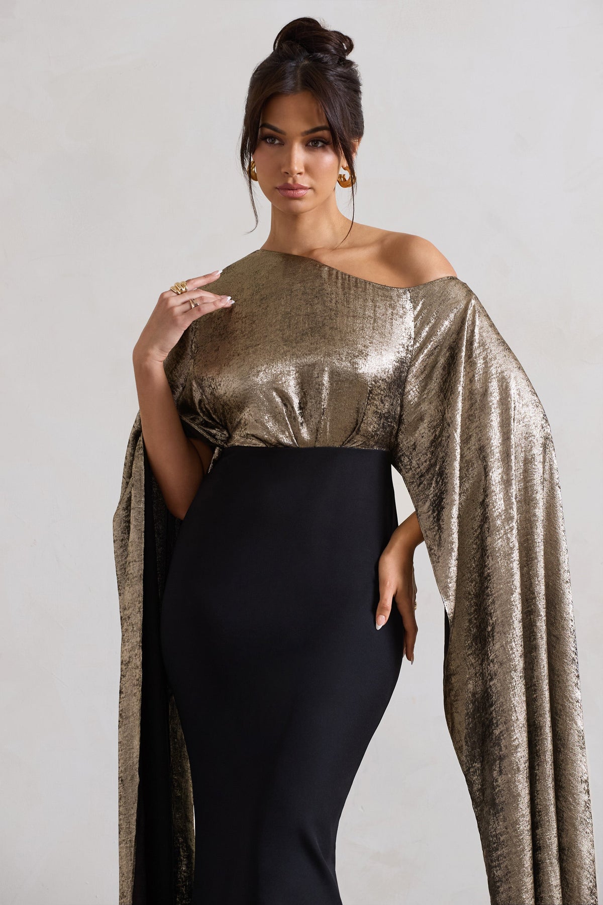 Alura | Robe longue noire et dorée cape asymétrique