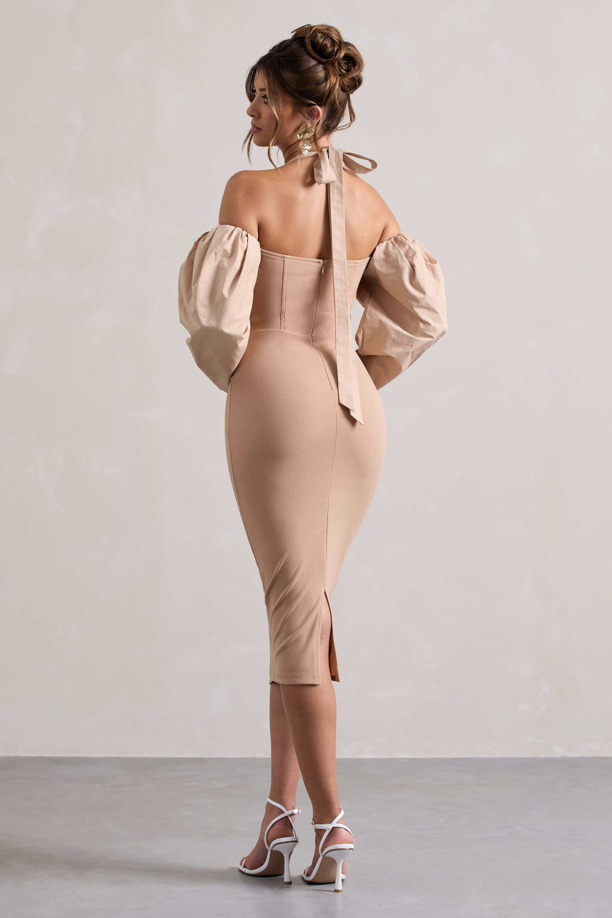 Couture Client | Robe mi-longue champagne à dos nu et manches bouffantes