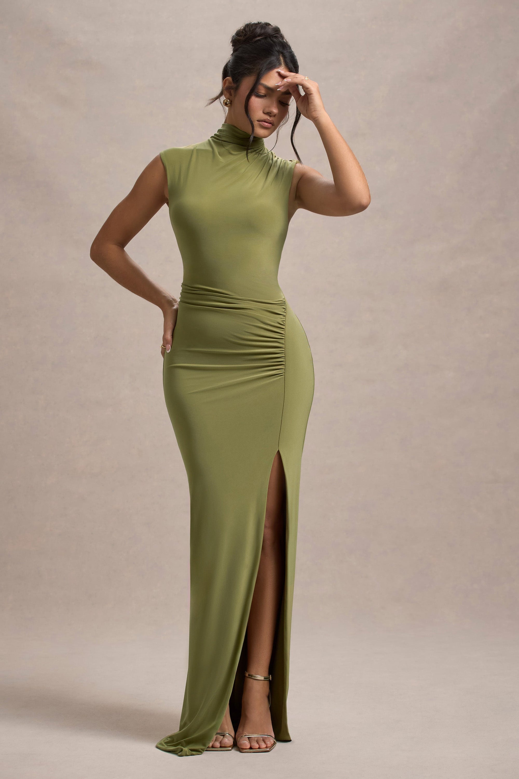Lanetta | Robe longue vert olive à encolure haute froncée avec fente