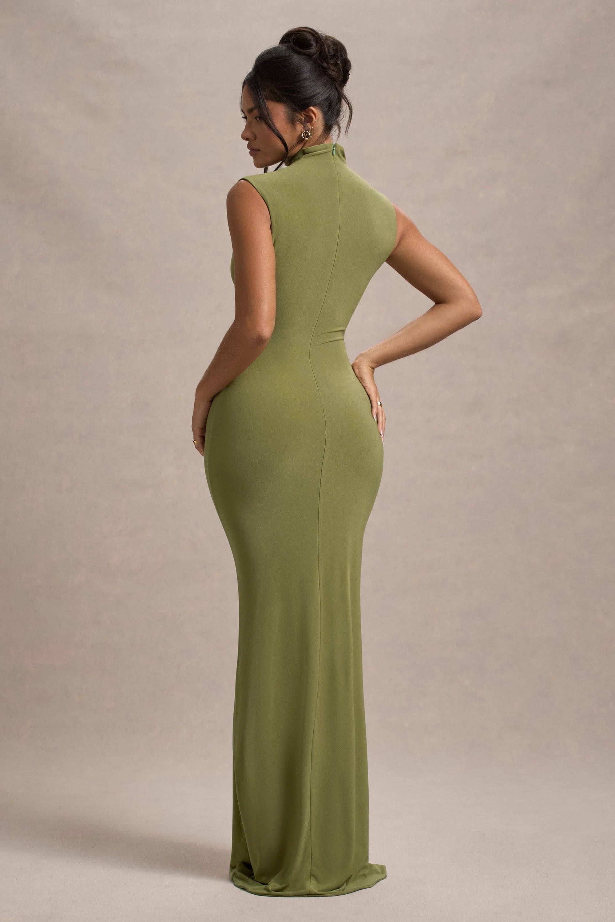 Lanetta | Robe longue vert olive à encolure haute froncée avec fente