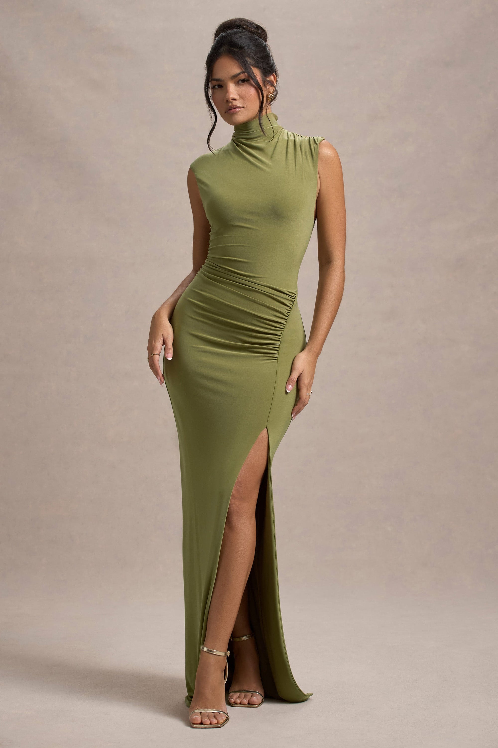Lanetta | Robe longue vert olive à encolure haute froncée avec fente